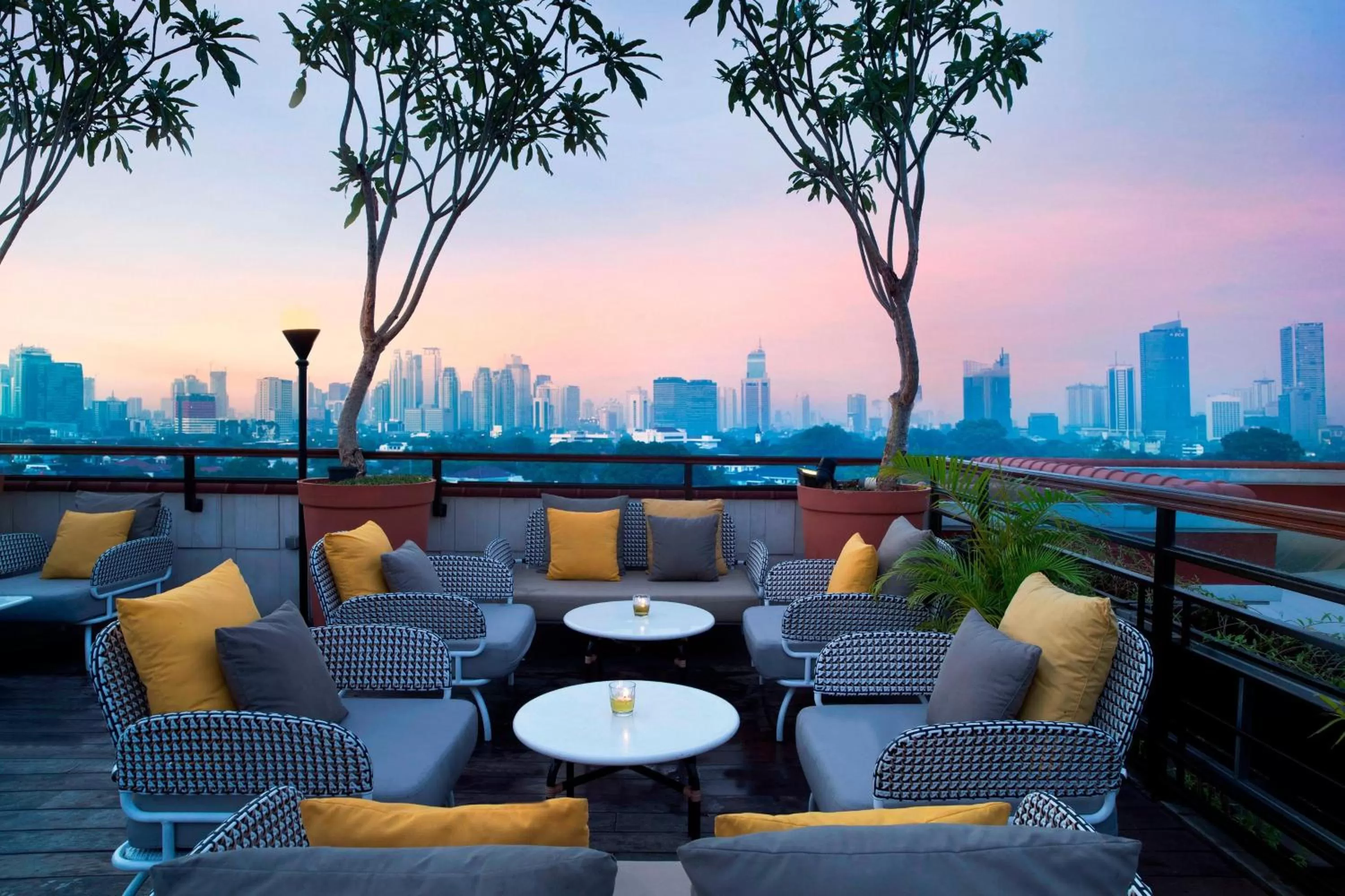 Lounge or bar in The Hermitage, A Tribute Portfolio Hotel, Jakarta