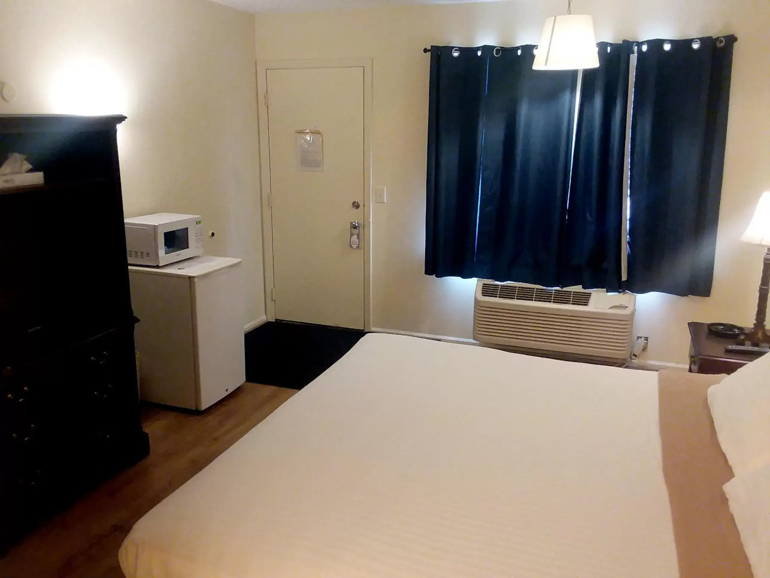 Standard King Room - single occupancy in Walton Inn Standard King Room - single occupancy in Walton Inn