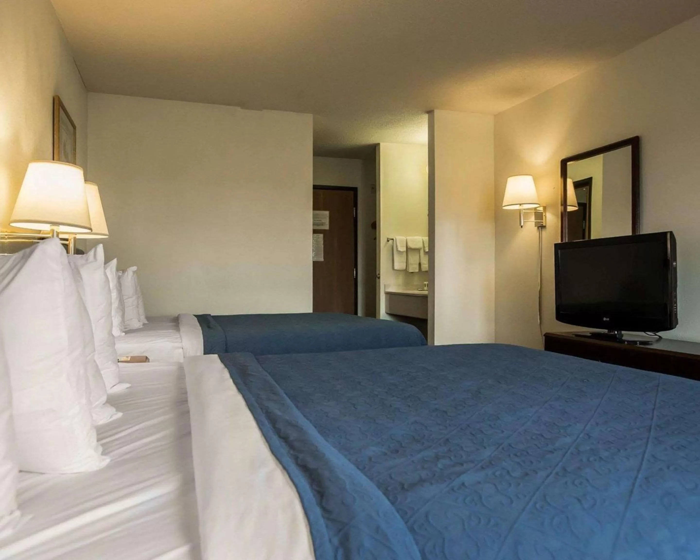 Photo of the whole room, Bed in Quality Inn Dundee