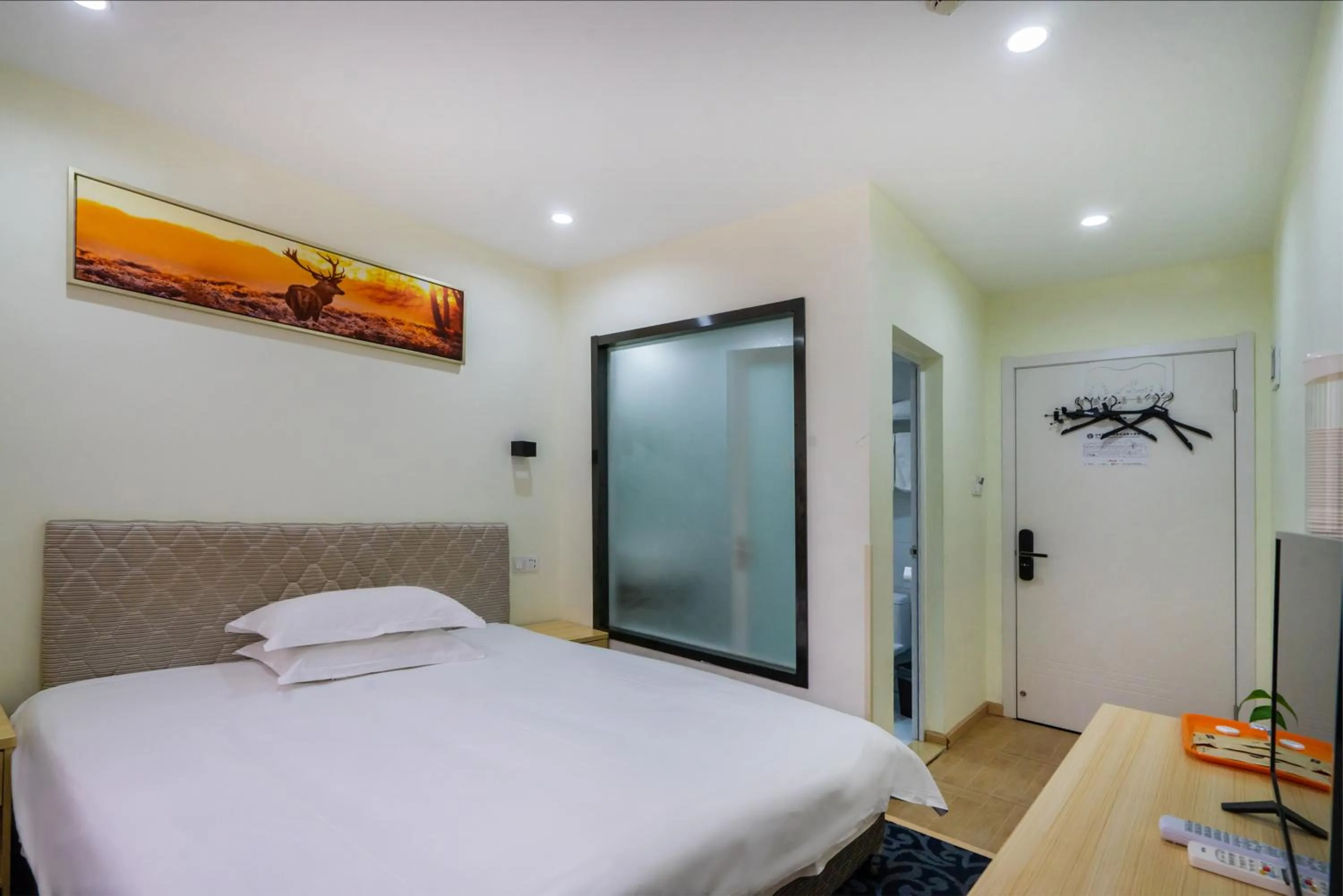 Bed in Hangzhou Memory Travel International Hotel-Edge Westlake