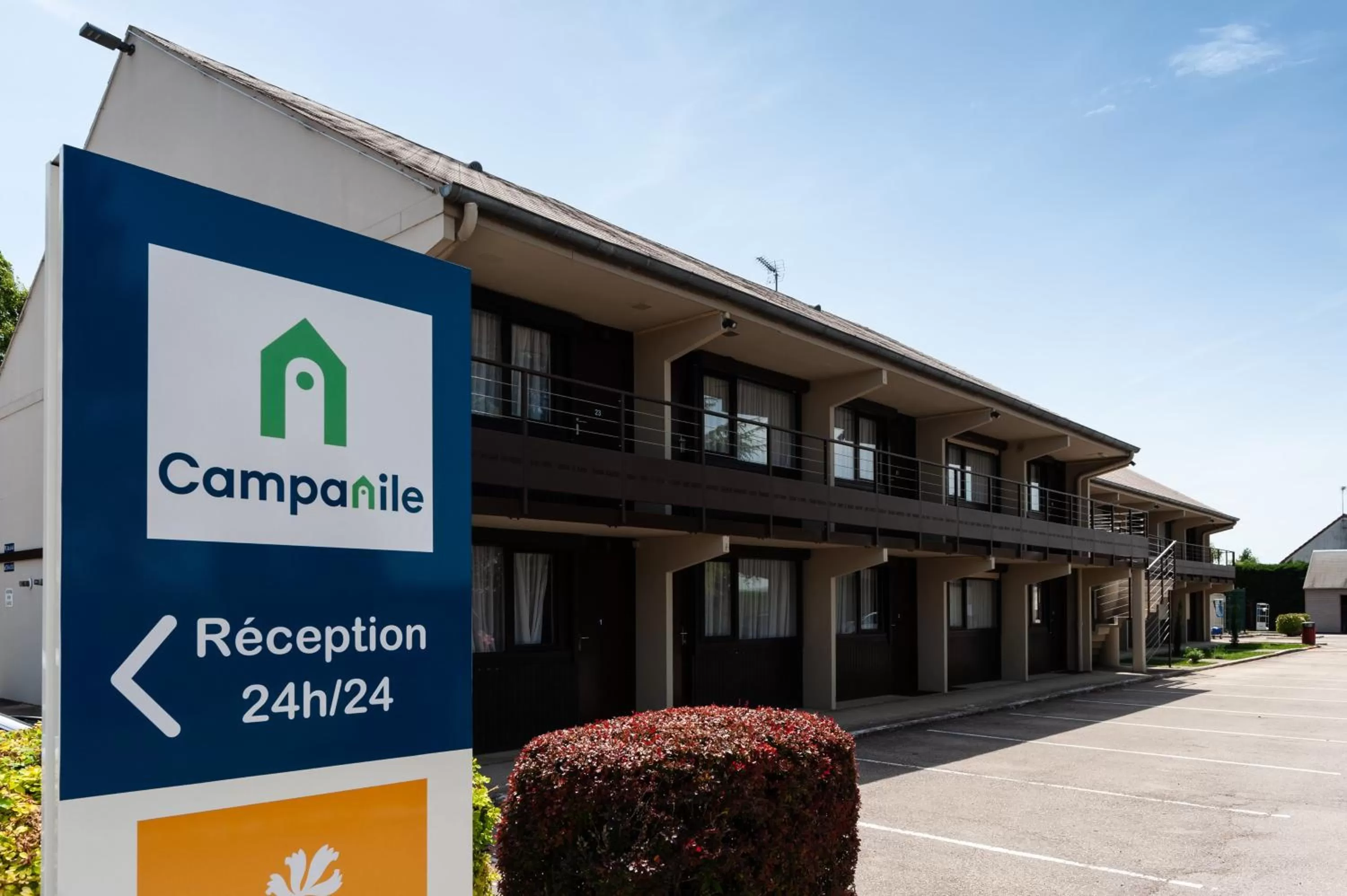 Facade/entrance in Campanile Beaune