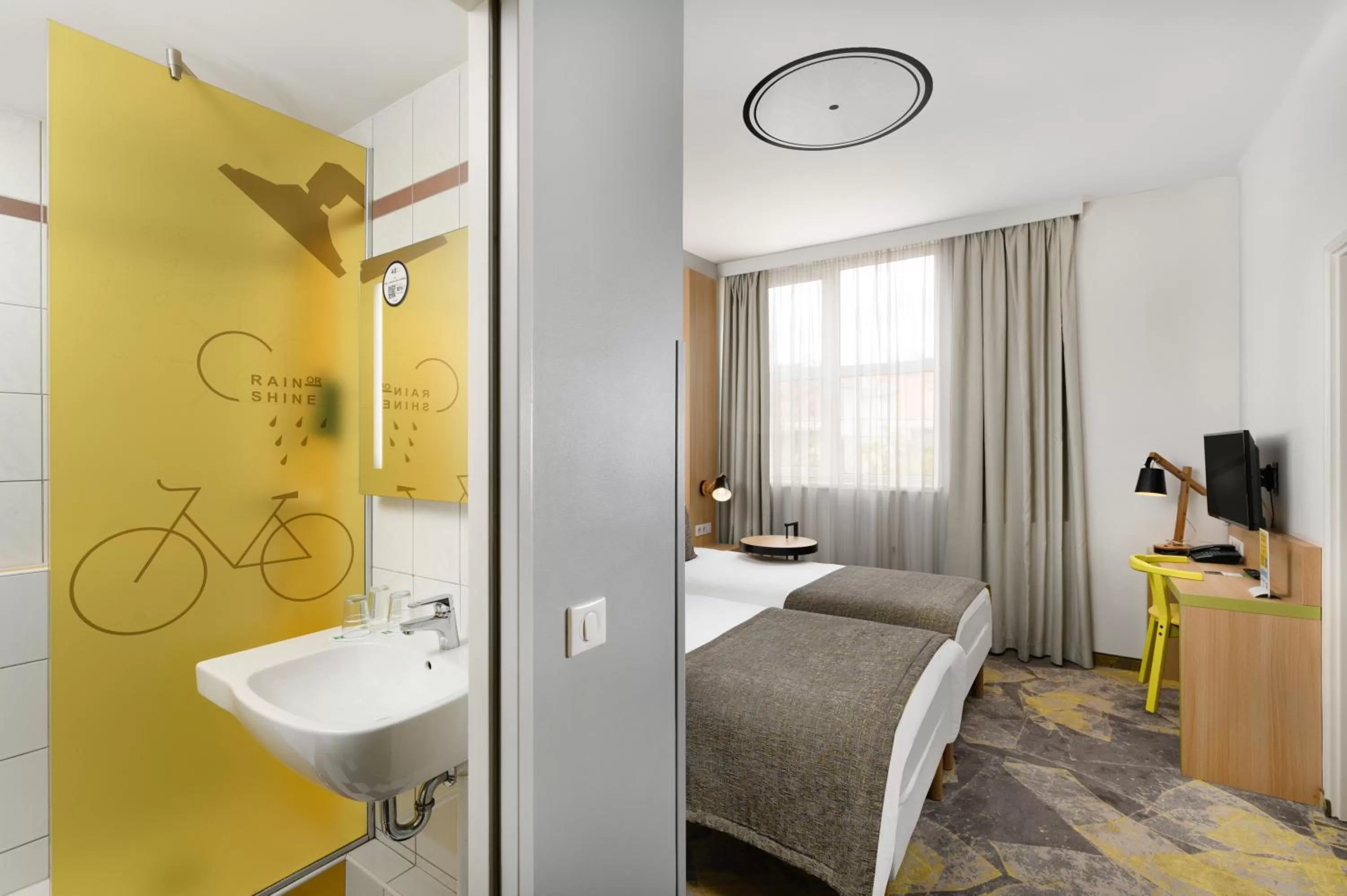 Shower, Bed in Ibis Styles Budapest City