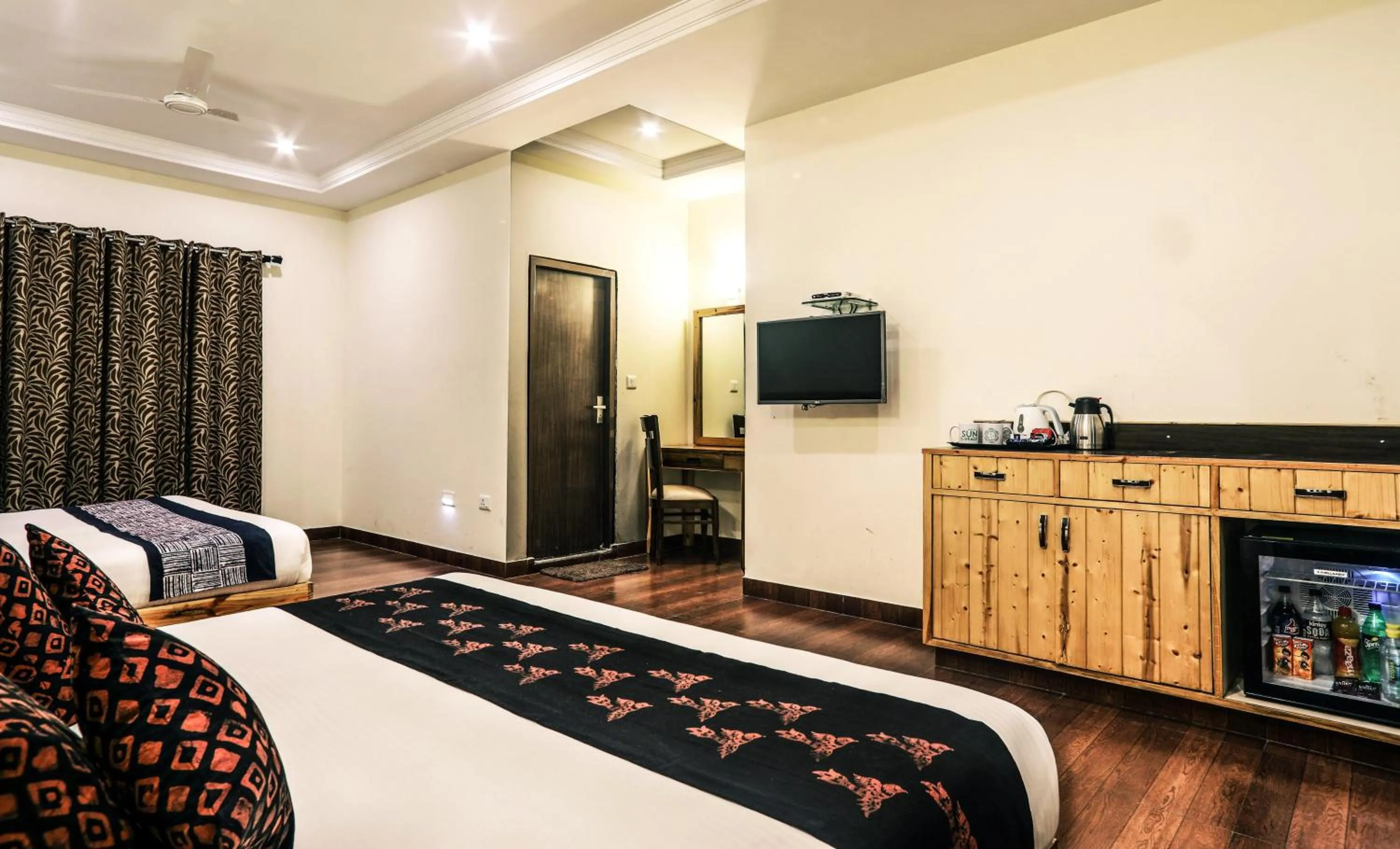 Communal lounge/ TV room, Bed in Hotel SunGrace