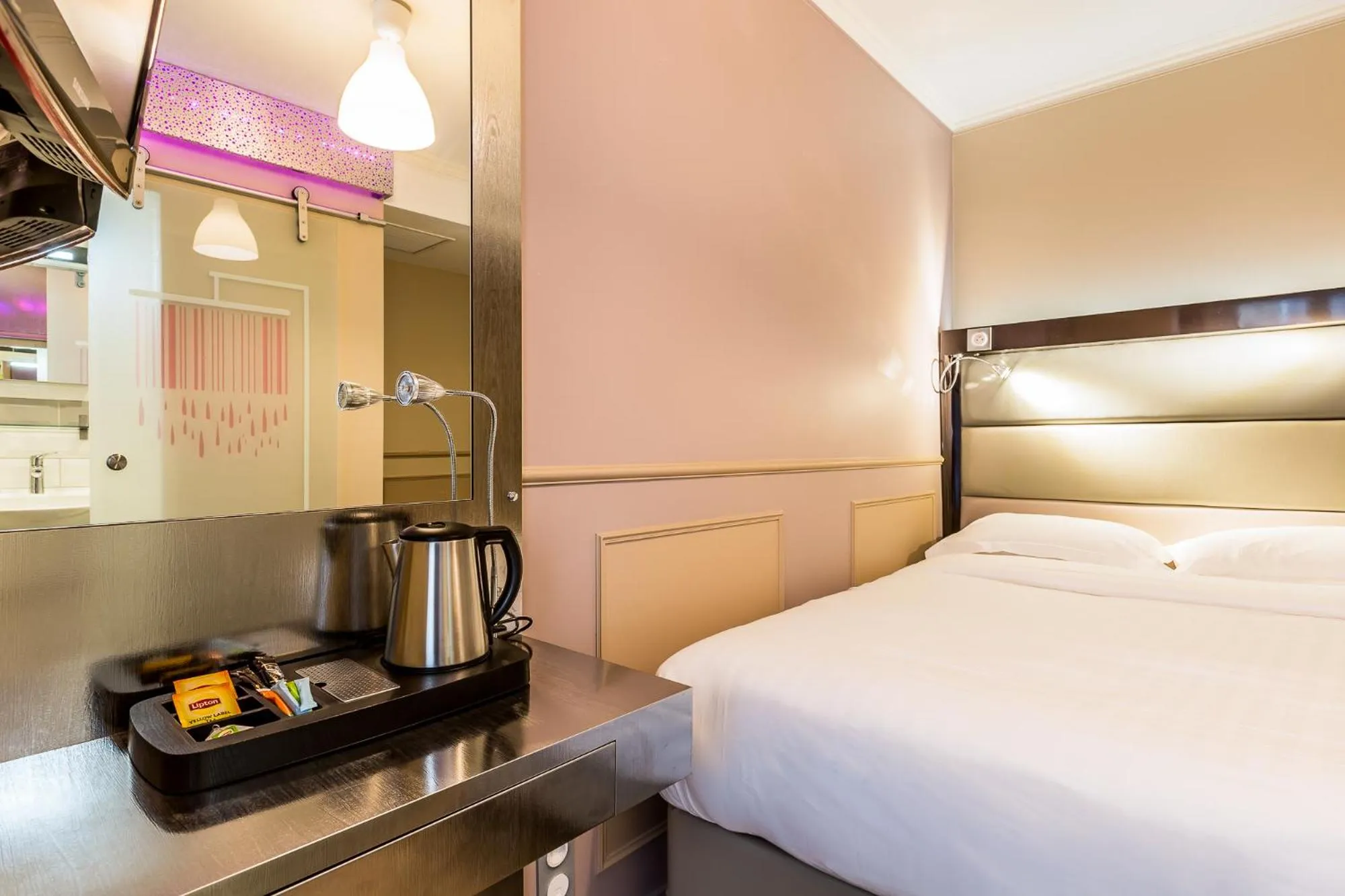 Coffee/tea facilities, Bed in District Republique