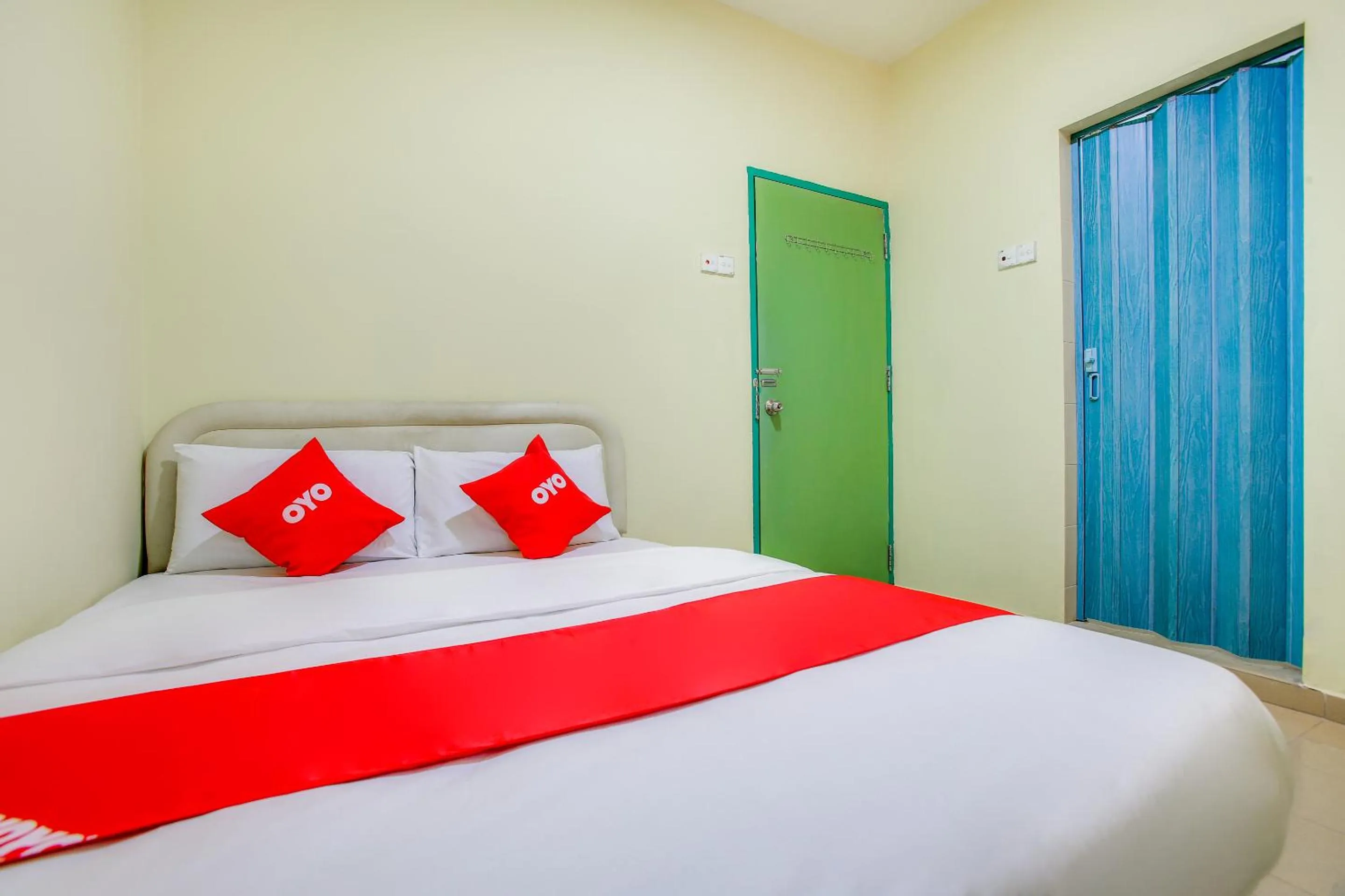 Property building, Bed in Foong Inn Hotel Banting