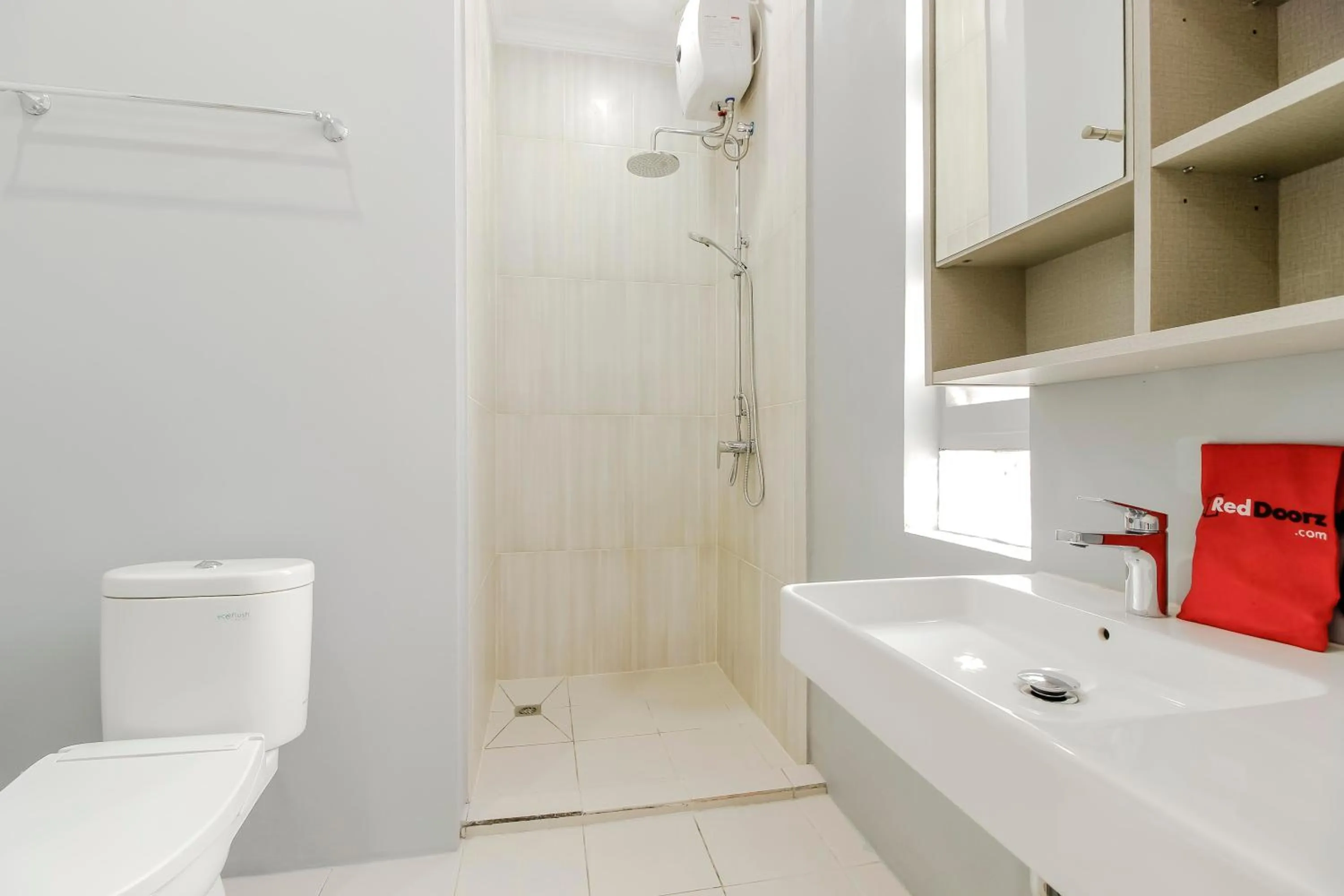 Bathroom in RedDoorz Plus @ Kwitang 2