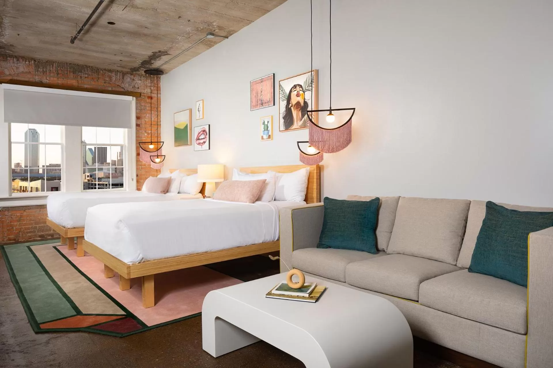 Seating area, Bed in Canvas Hotel Dallas