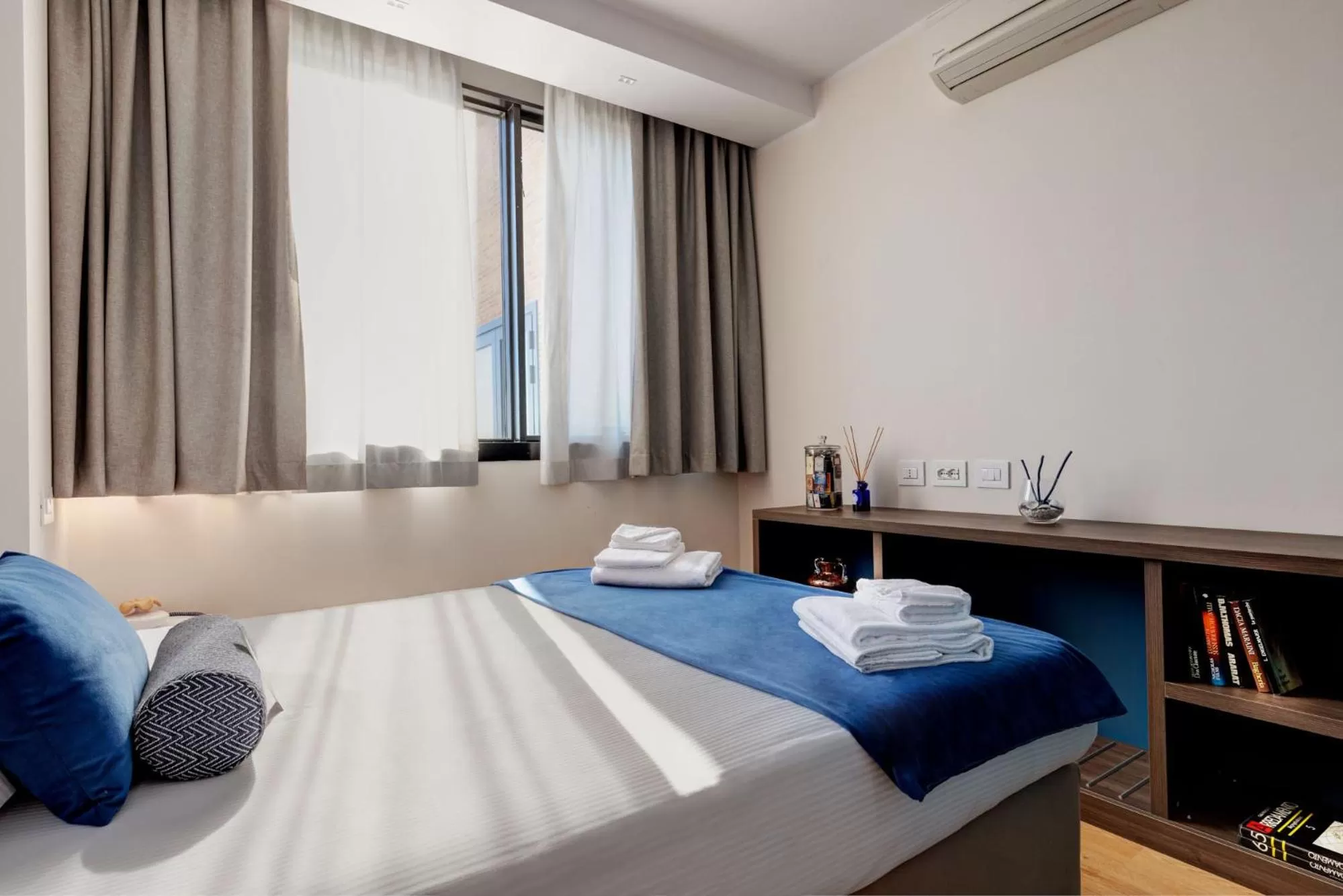 Bed in Fly Decó Hotel