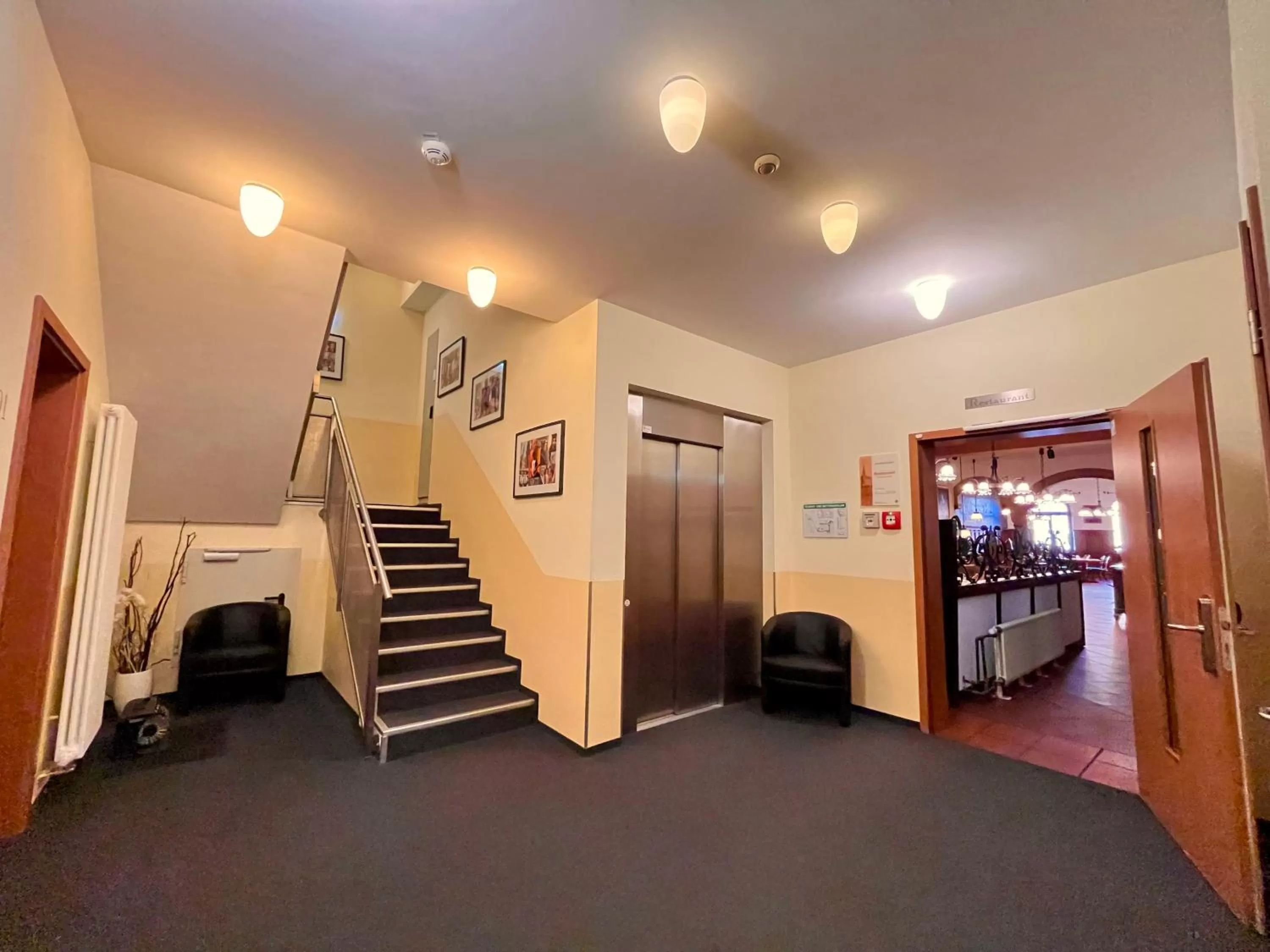 elevator, Bed in Hotel Hoepfner Burghof