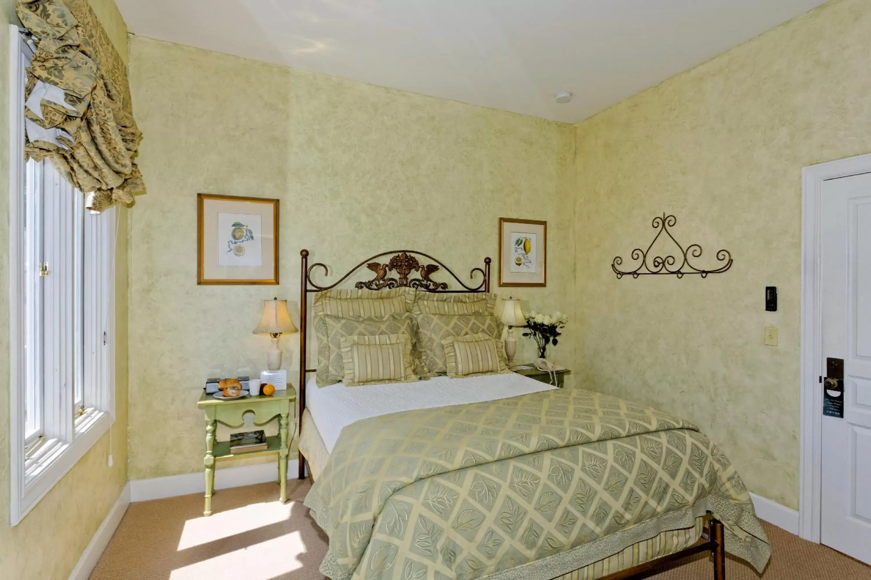 Standard Queen Room in Hotel Sausalito Standard Queen Room in Hotel Sausalito