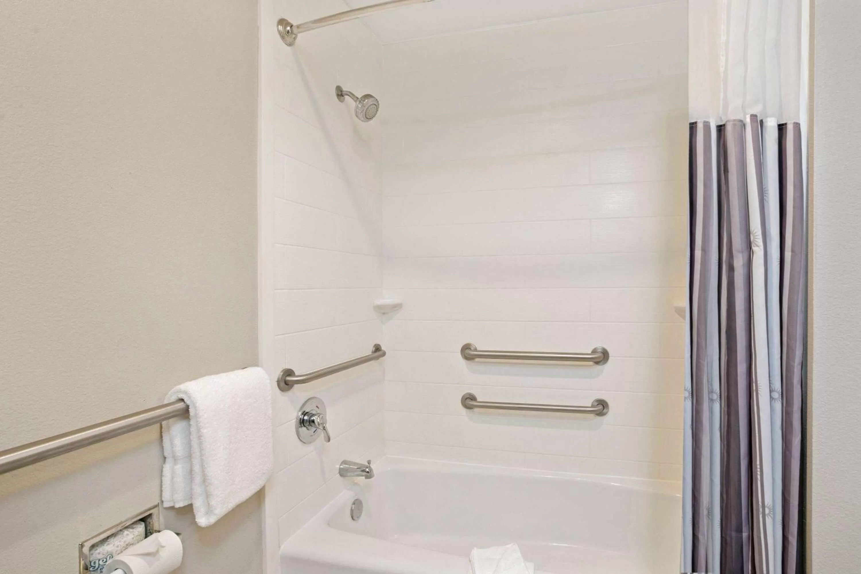 Bathroom in La Quinta by Wyndham Corpus Christi - Portland