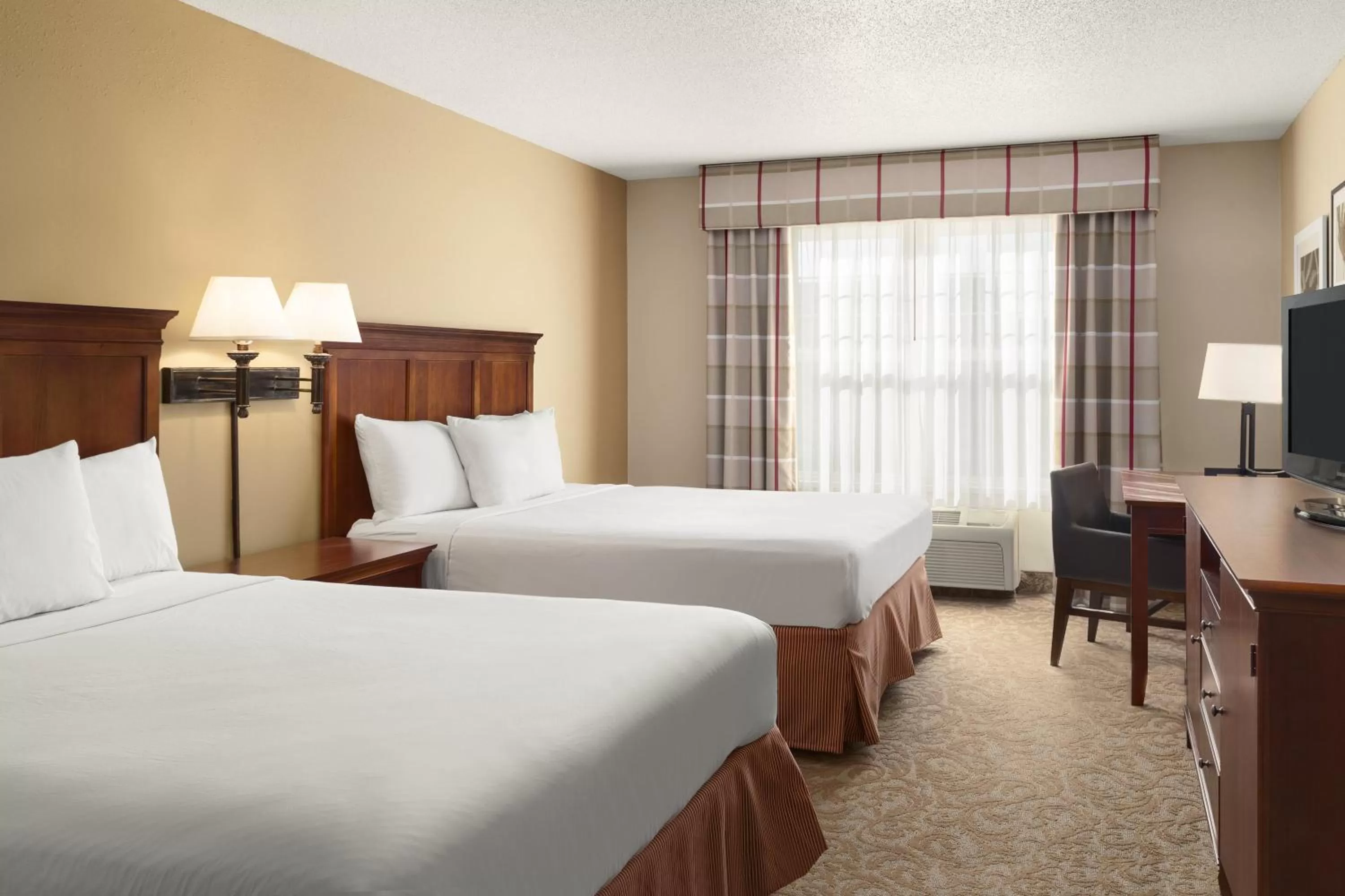 Photo of the whole room, Bed in Best Western Harmony Inn Fort Dodge Iowa