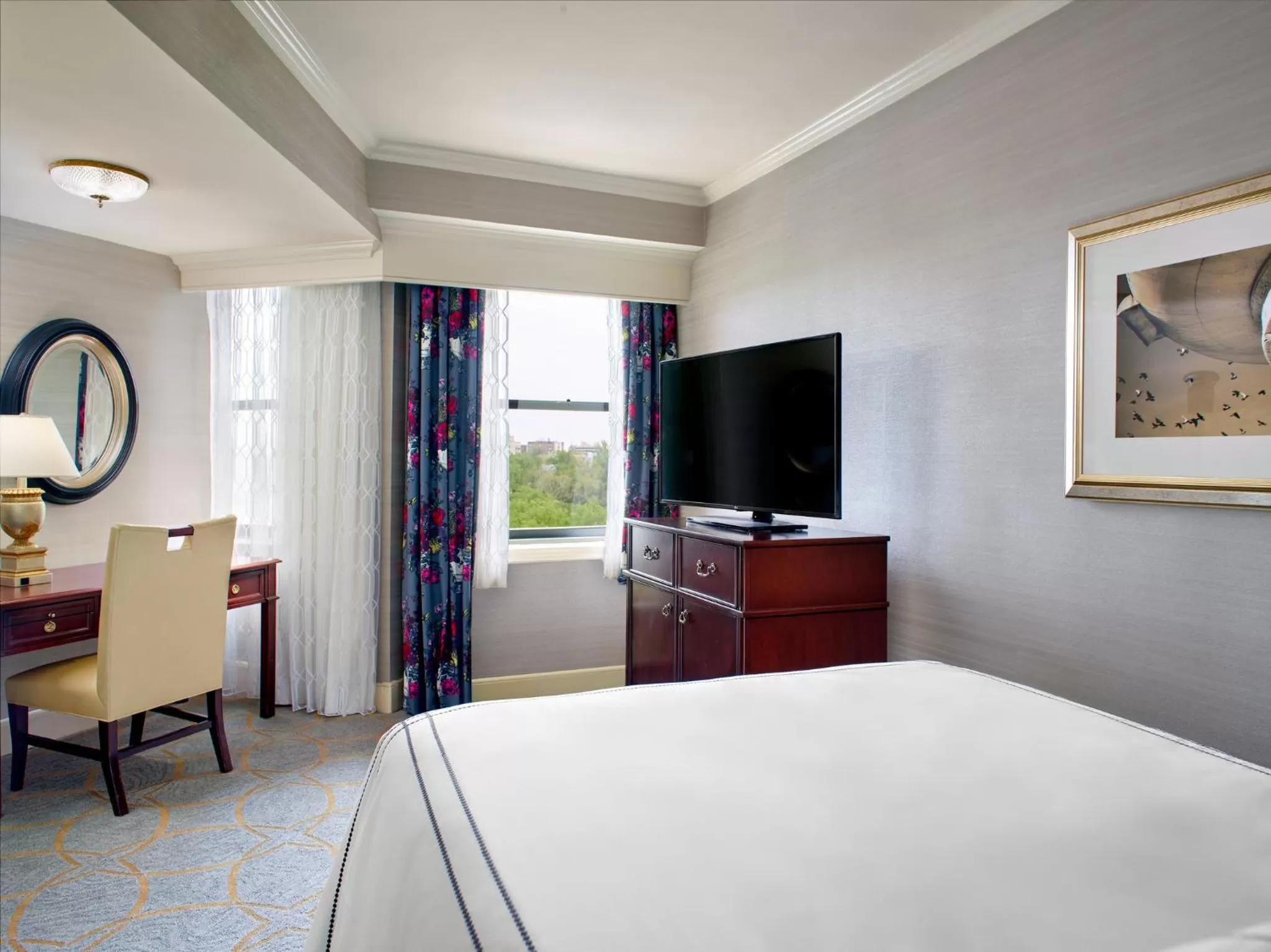 Photo of the whole room, Bed in Omni Shoreham Hotel