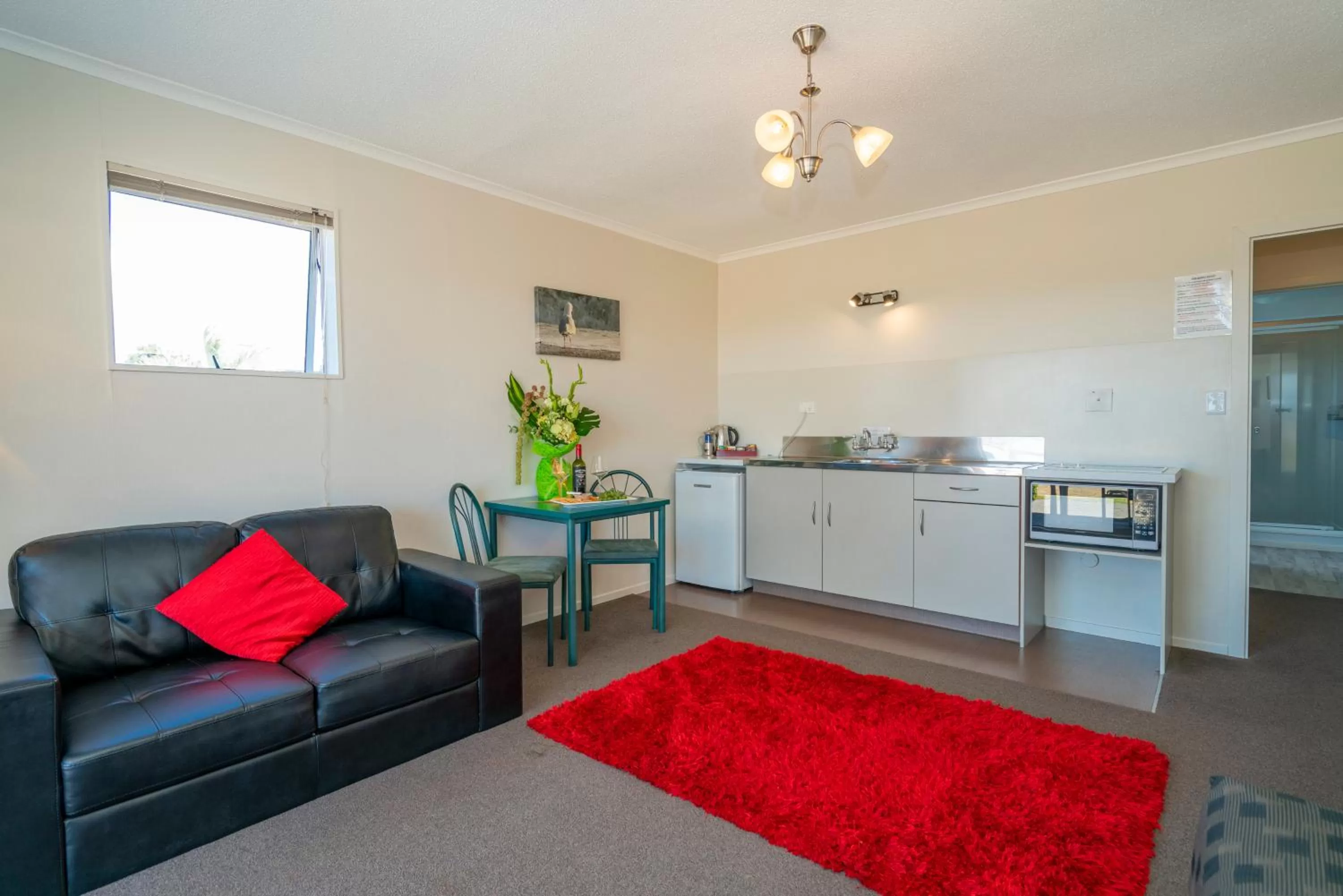 Kitchen or kitchenette in The Oceanside Motel