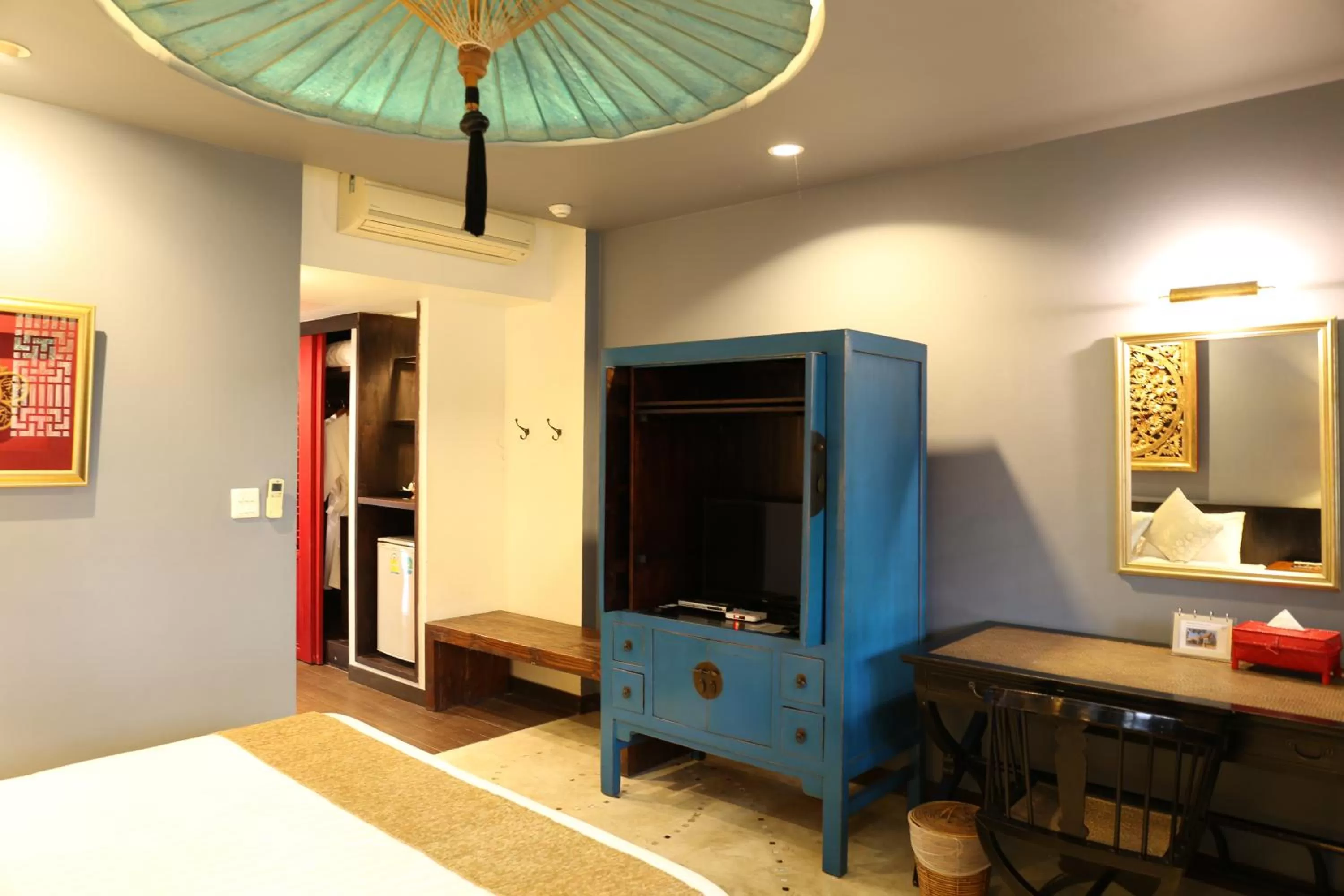 Property building, Bed in Tharaburi Resort