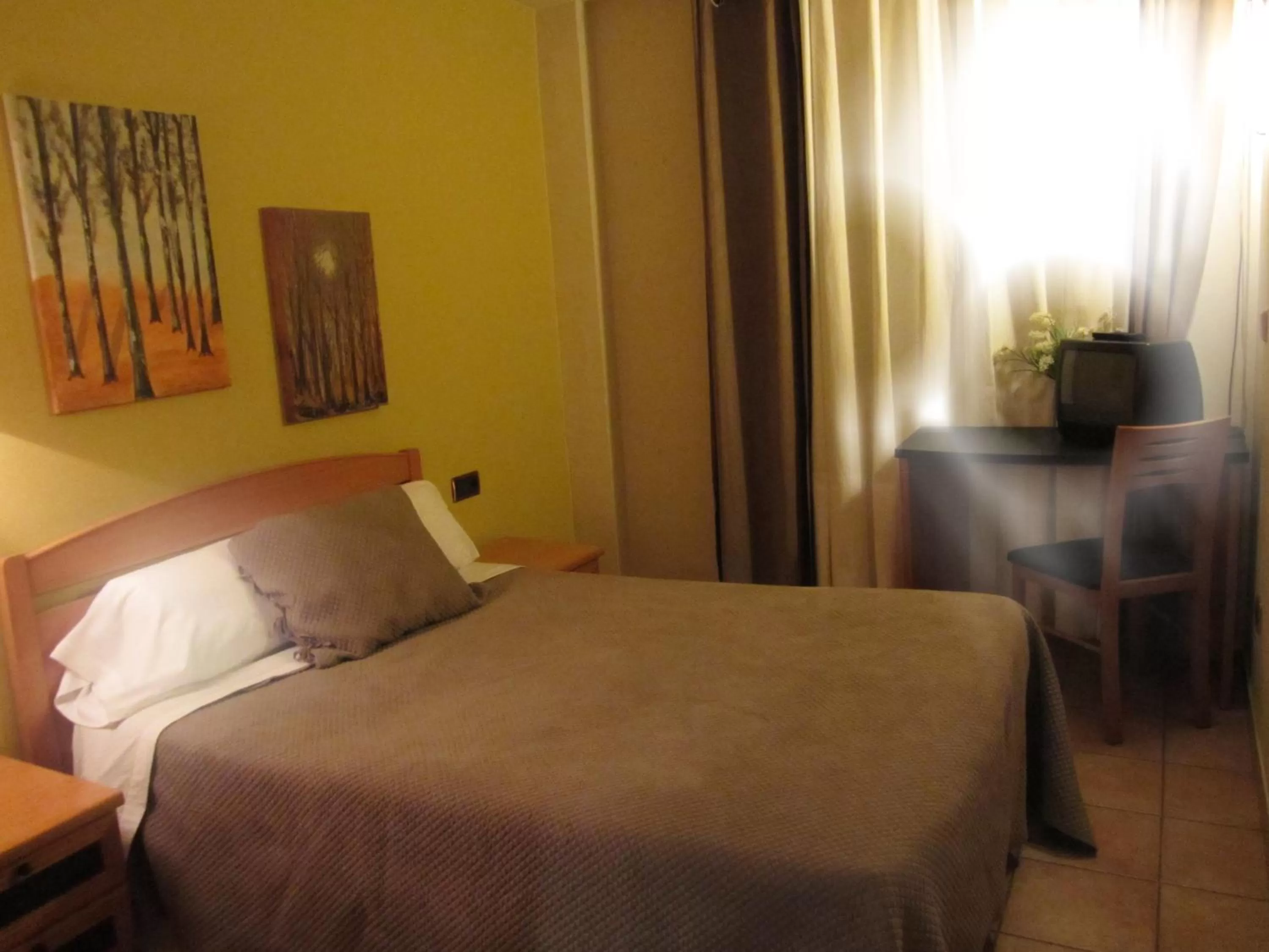 Photo of the whole room, Bed in Hotel Villa de Utrillas