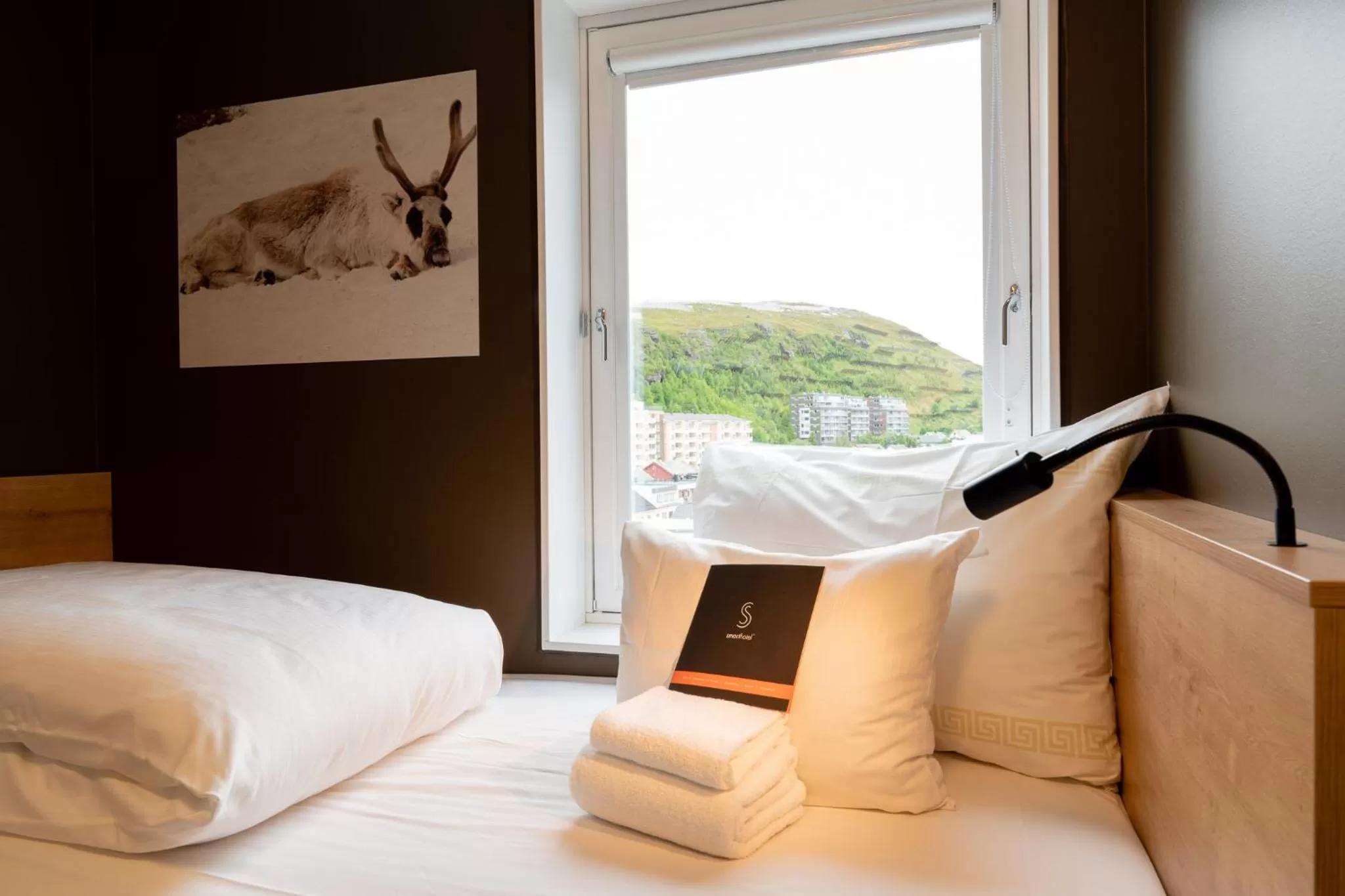 Mountain view, Bed in Smarthotel Hammerfest