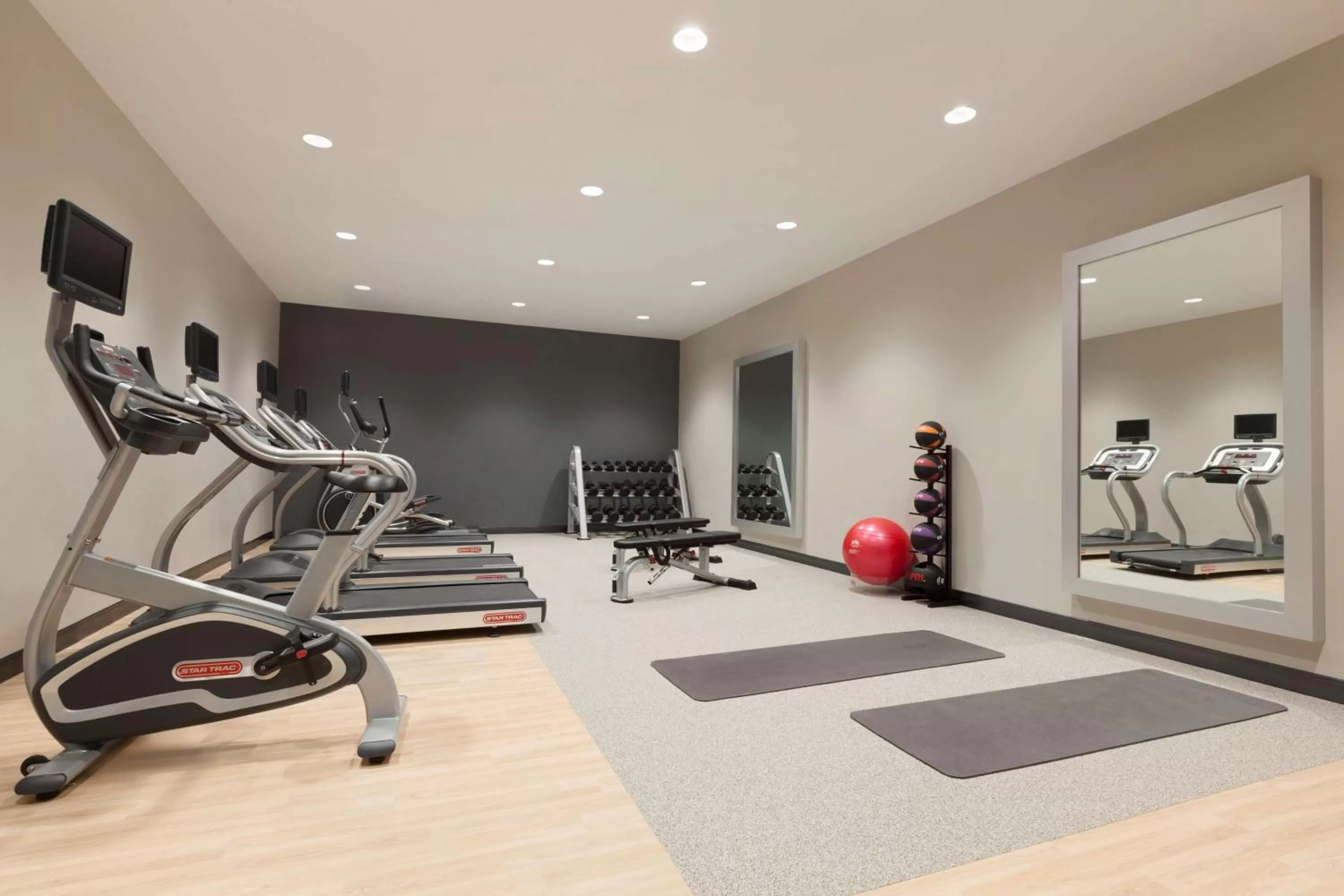 Fitness centre/facilities in Embassy Suites By Hilton Wilmington Riverfront