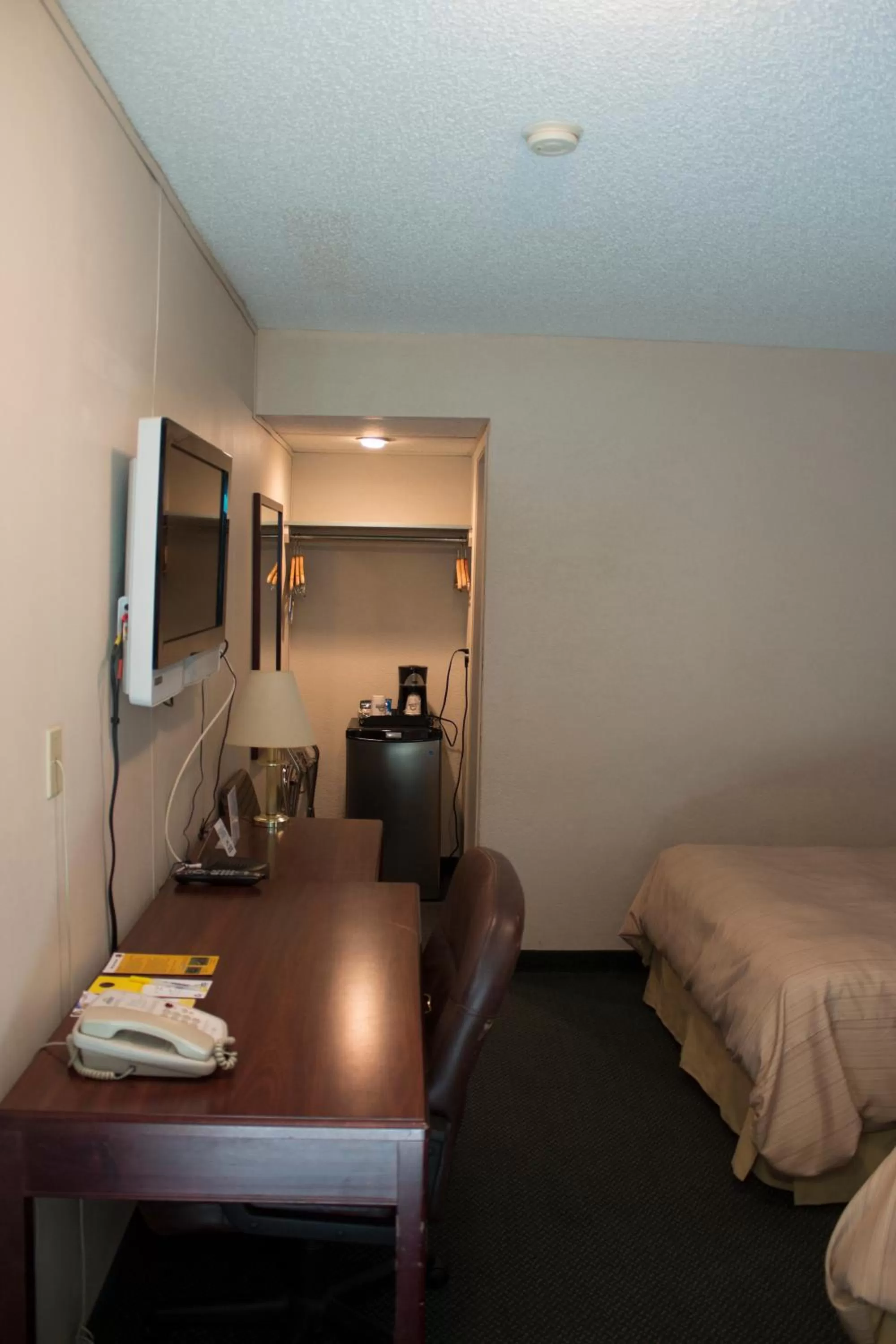 TV and multimedia, Bed in Days Inn by Wyndham Lethbridge