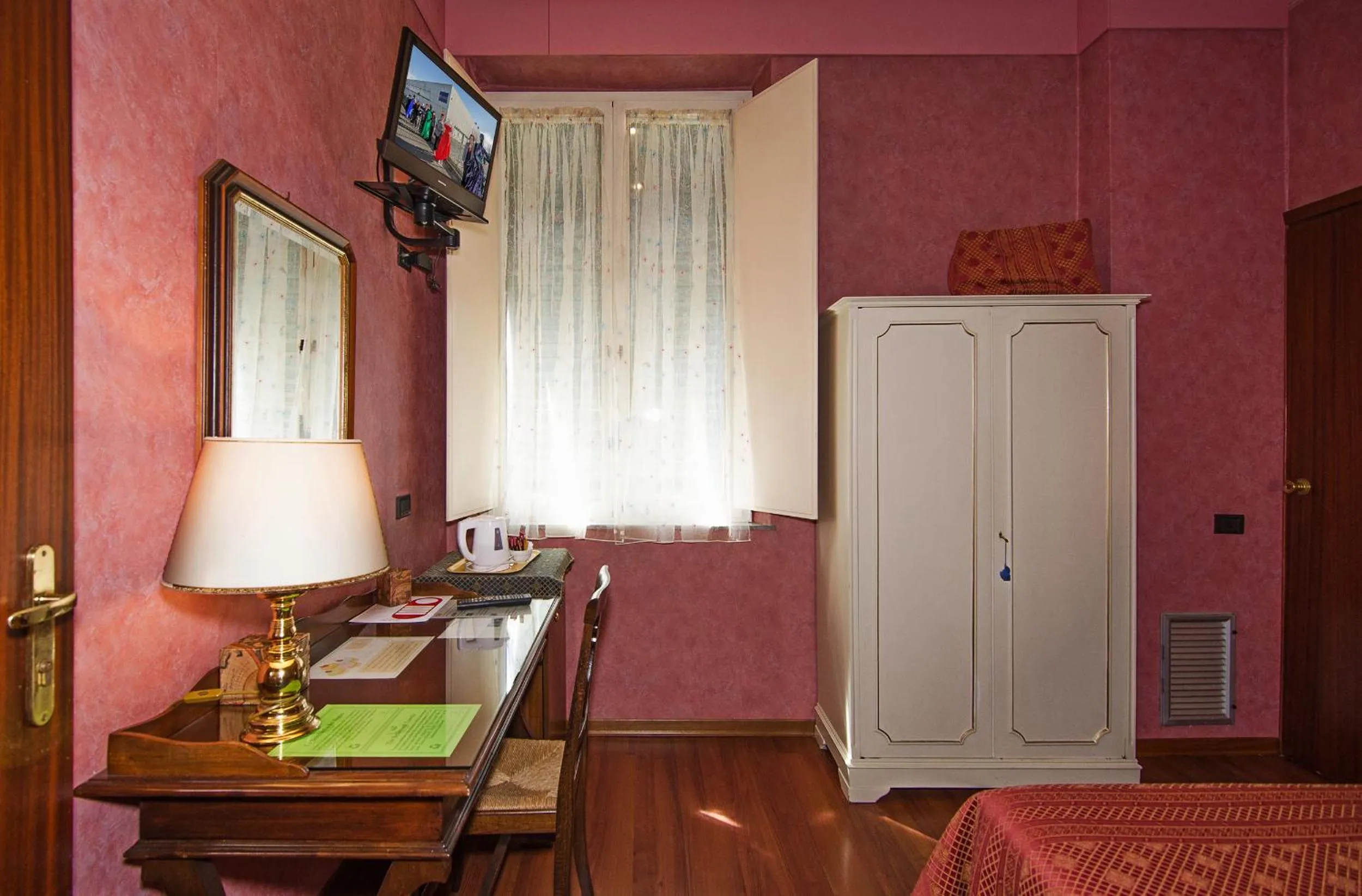 TV and multimedia, Bed in Hotel Rex