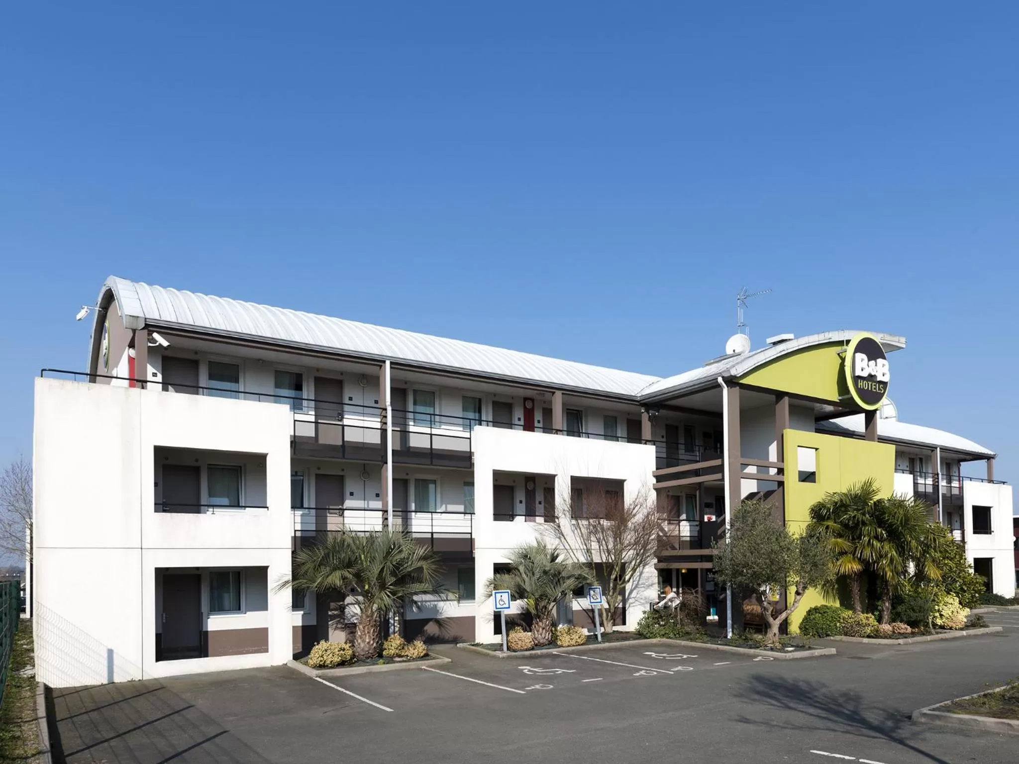 Facade/entrance in B&B HOTEL Laval Changé