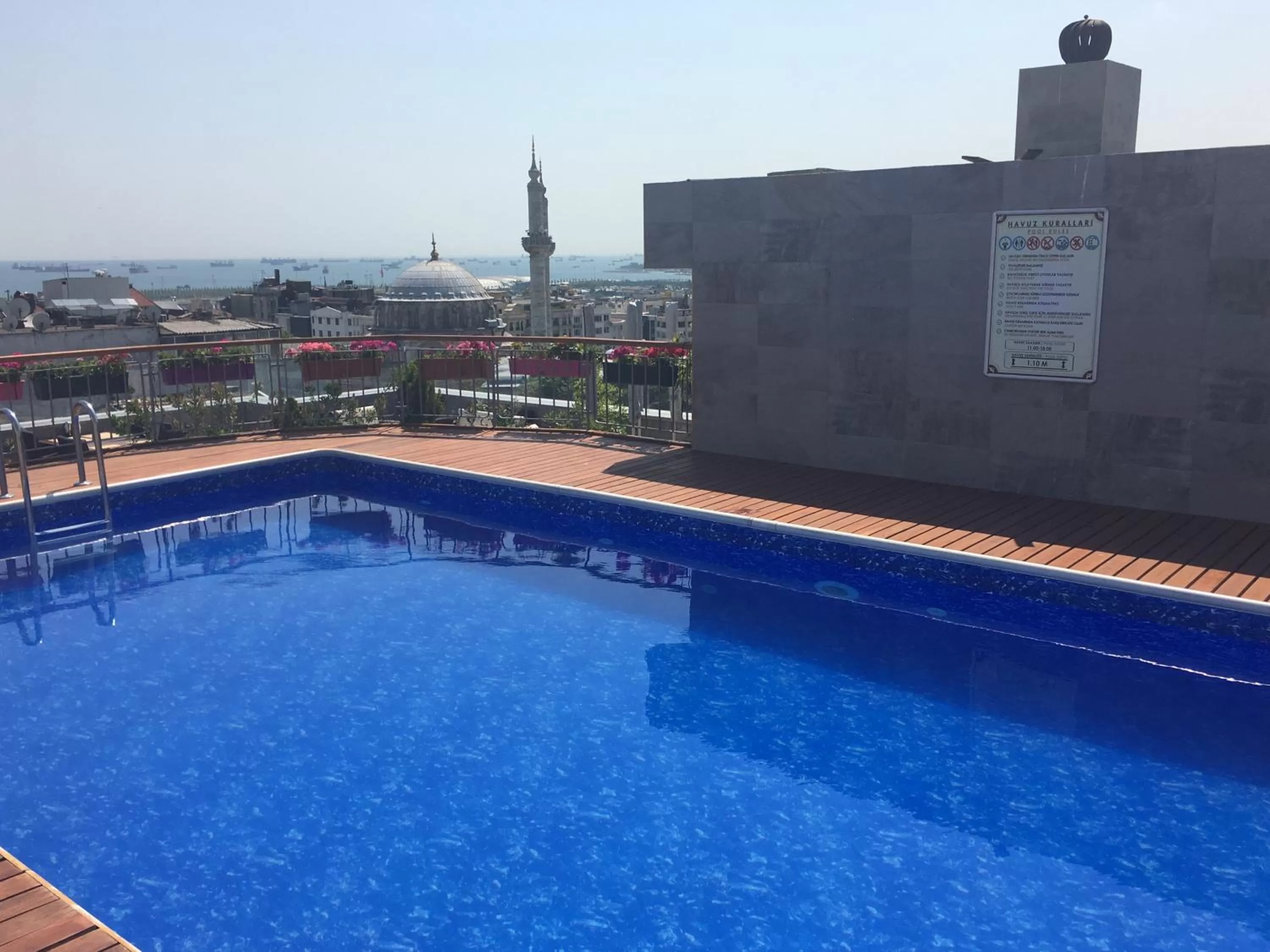 Swimming pool in Laleli Gonen Hotel