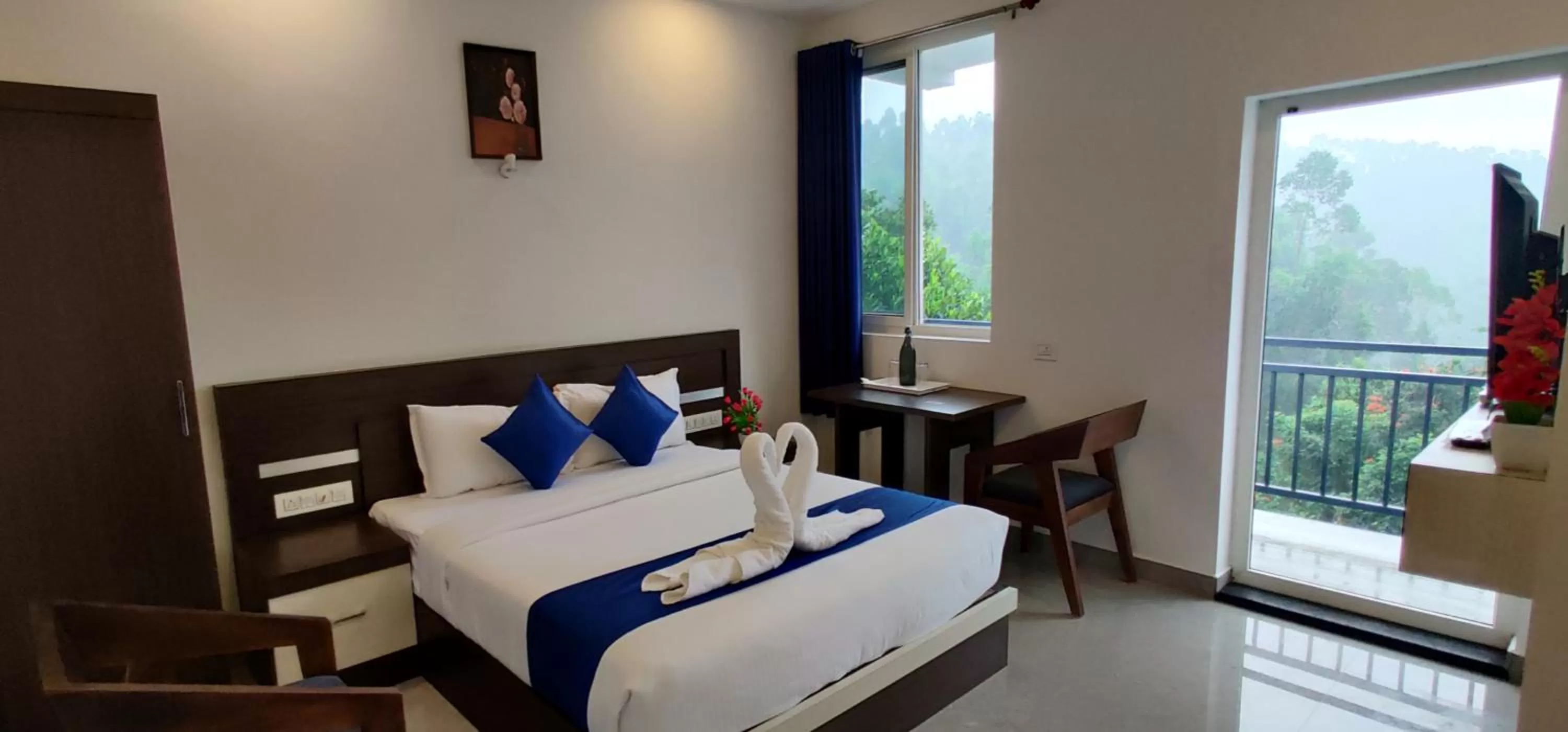 Photo of the whole room, Bed in Casillda Munnar