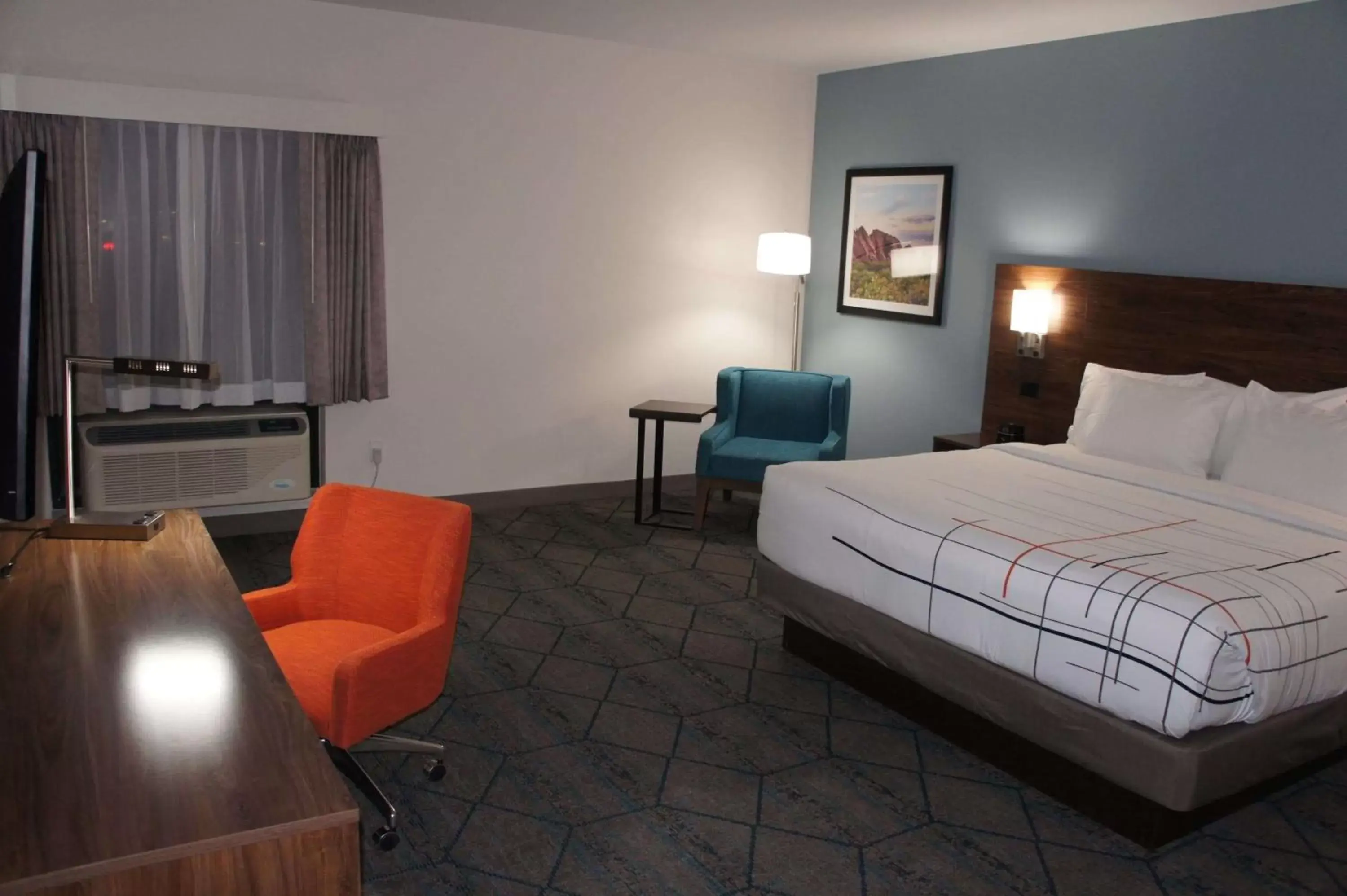 Deluxe King Room with Bathtub with Grab Bars - Mobility Accessible/Non-Smoking in La Quinta Inn & Suites by Wyndham Littleton-Red Rocks Deluxe King Room with Bathtub with Grab Bars - Mobility Accessible/Non-Smoking in La Quinta Inn & Suites by Wyndham Littleton-Red Rocks