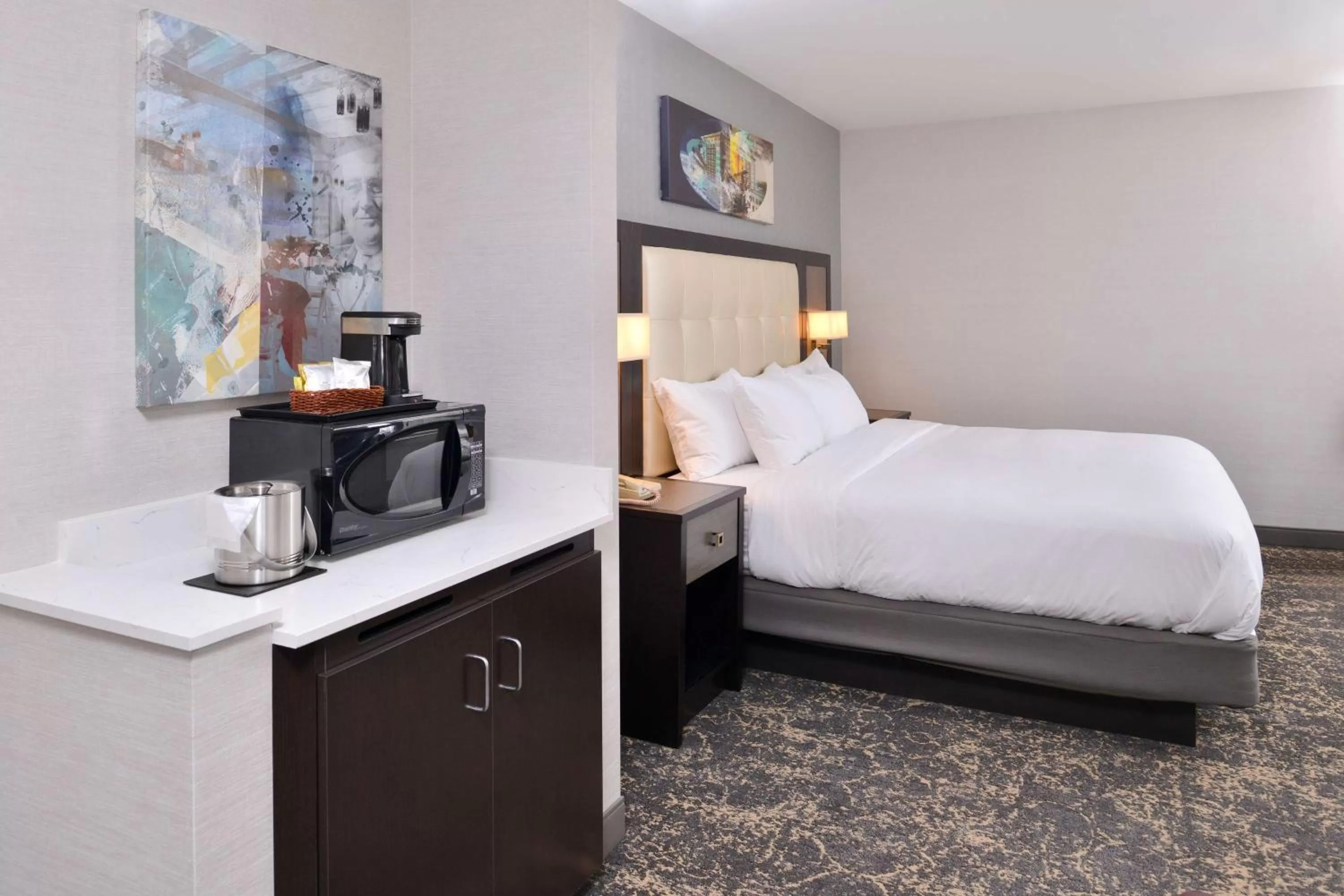 Bedroom, Bed in DoubleTree by Hilton Utica