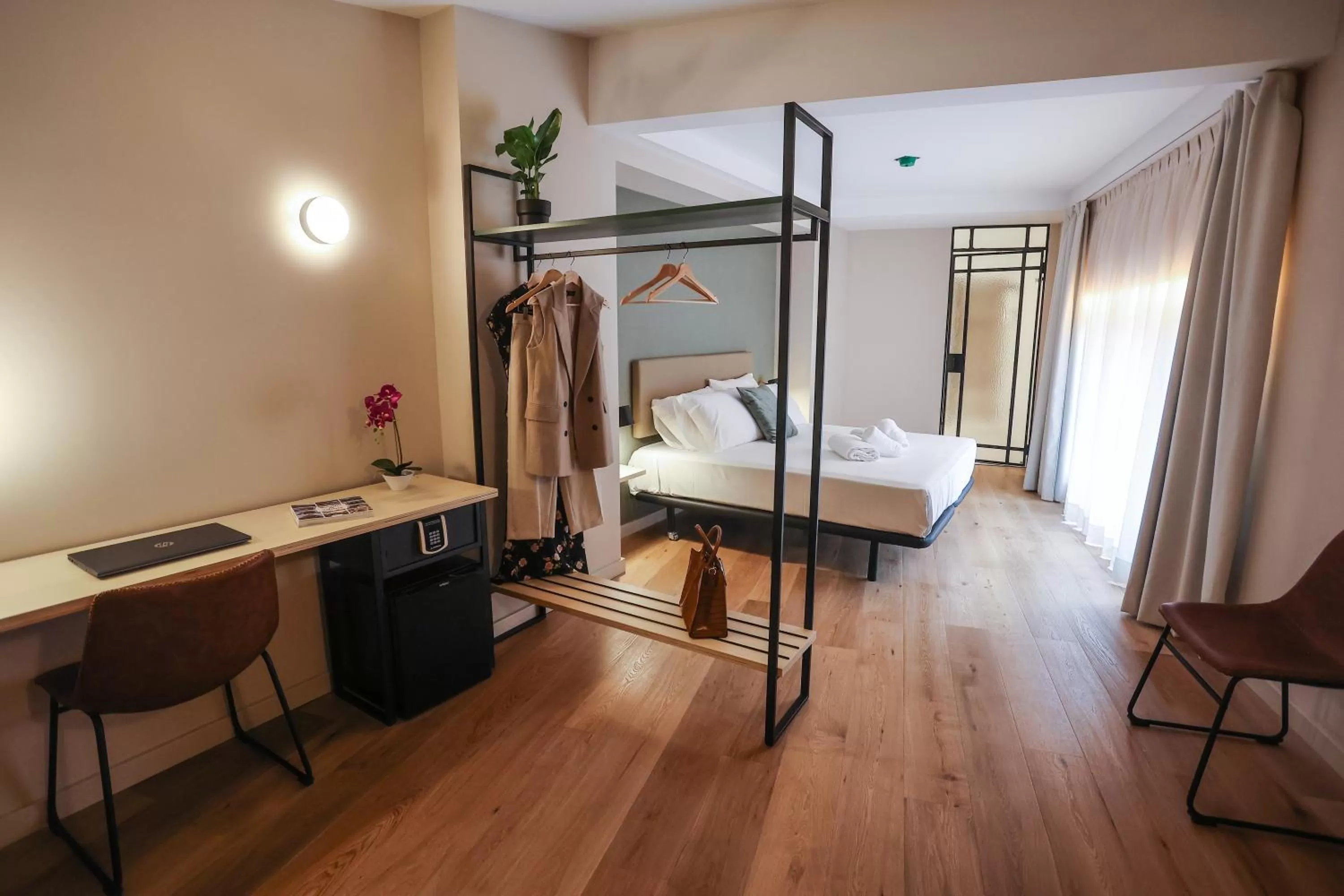 Photo of the whole room, Bed in Mythic Valencia