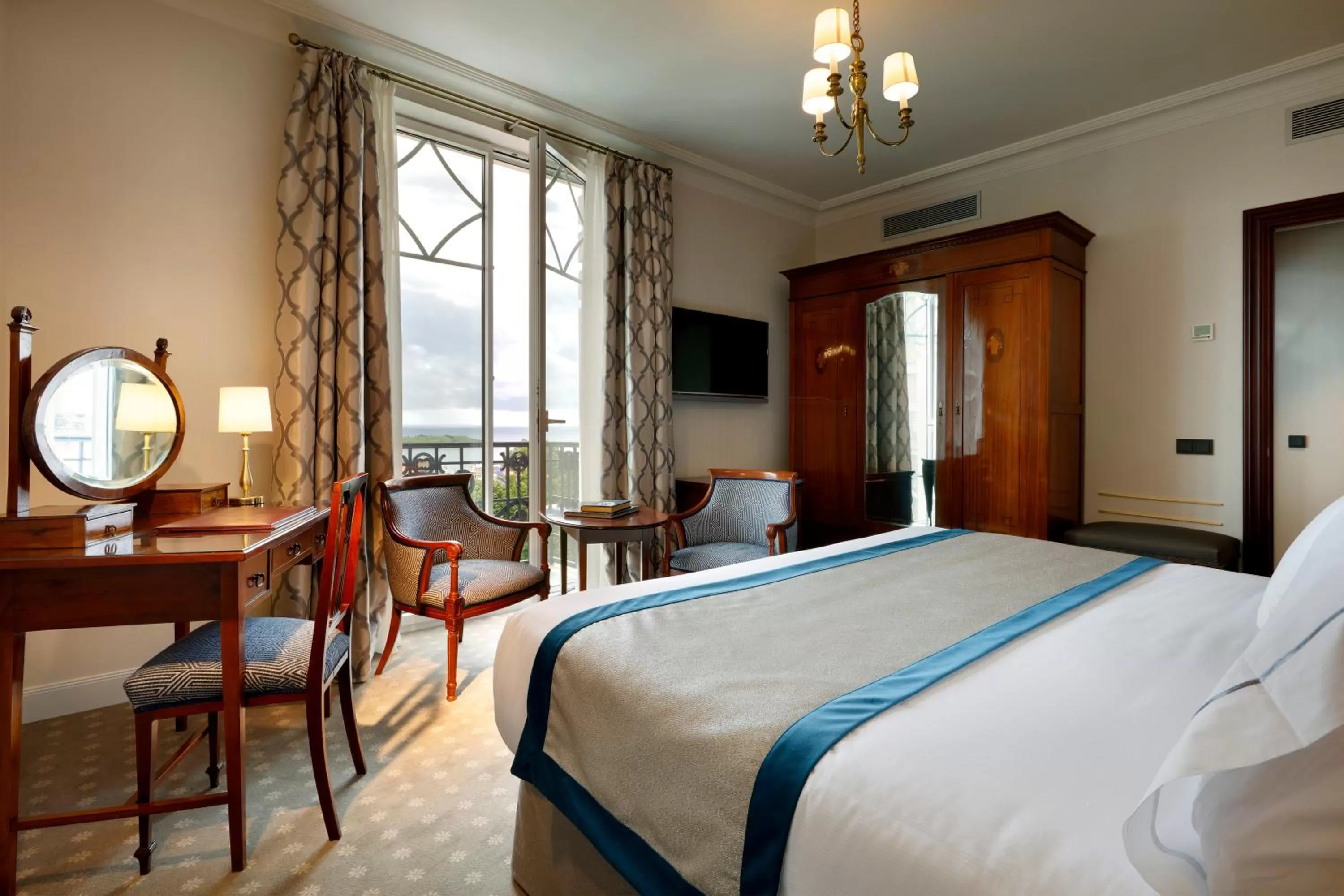 View (from property/room), Bed in Eurostars Hotel Real