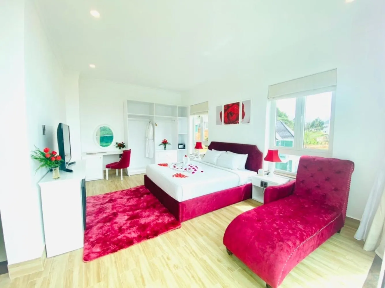 Photo of the whole room, Bed in Dalat Wonder Resort