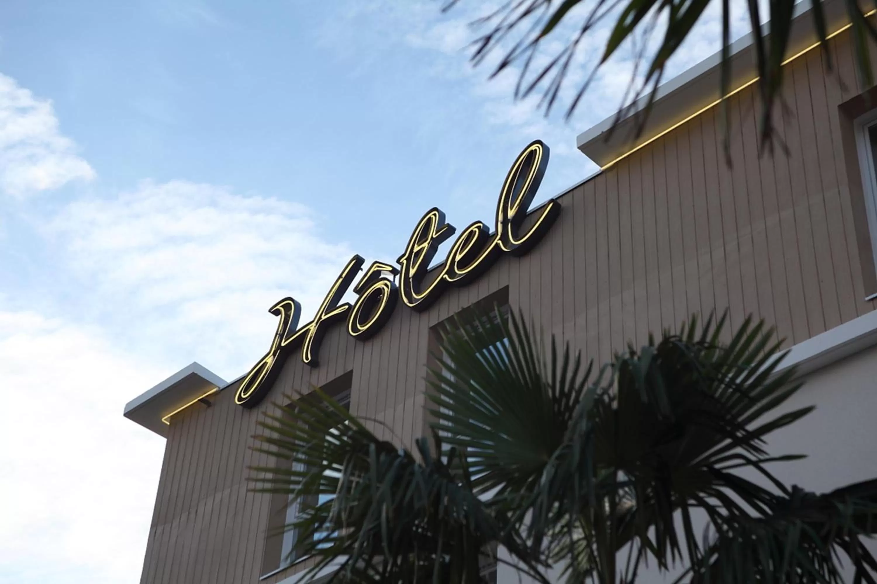 Facade/entrance in Hotel Restaurant Saint James, Montaigu-Vendée The Originals Boutique