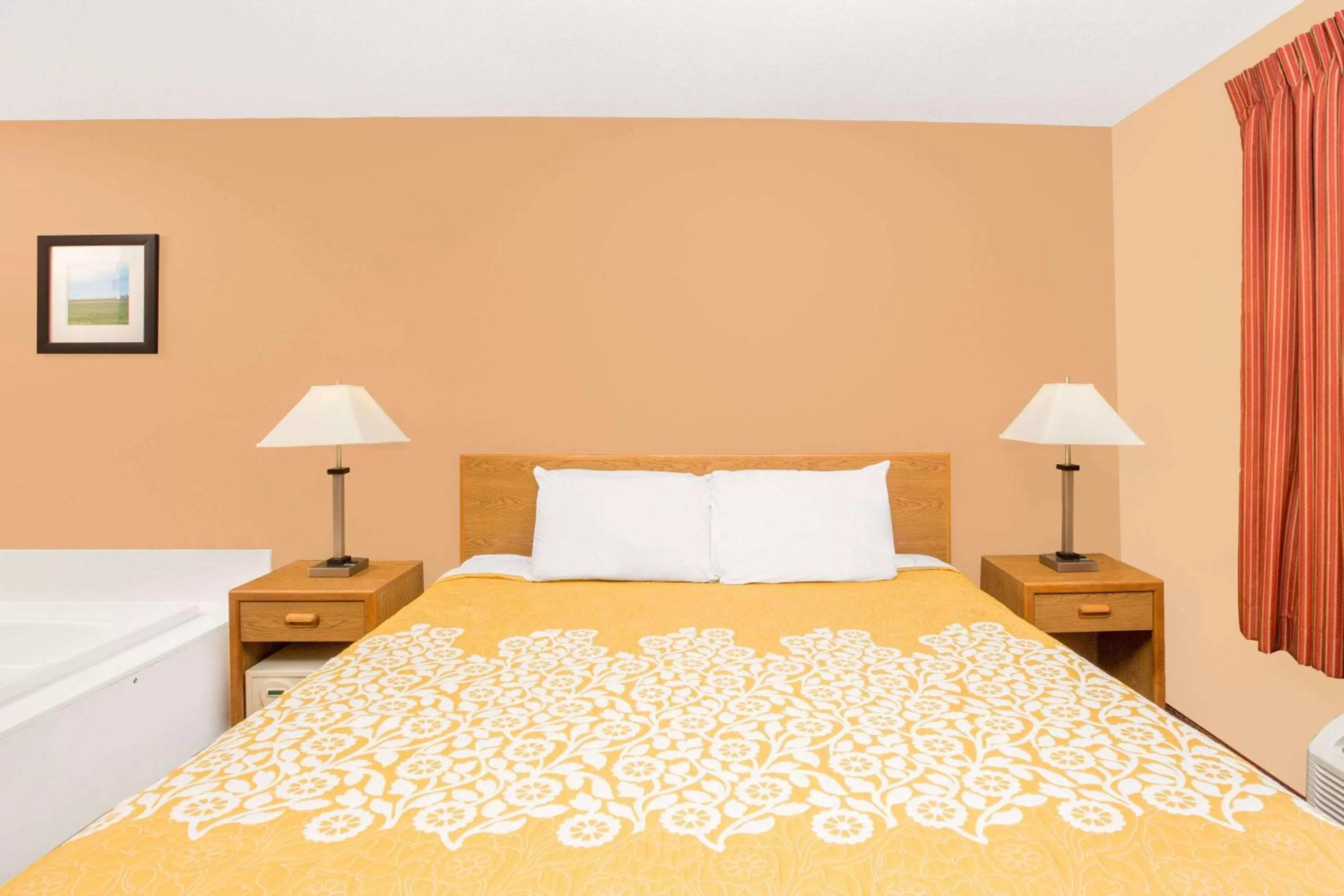 Photo of the whole room, Bed in Days Inn by Wyndham Worthington