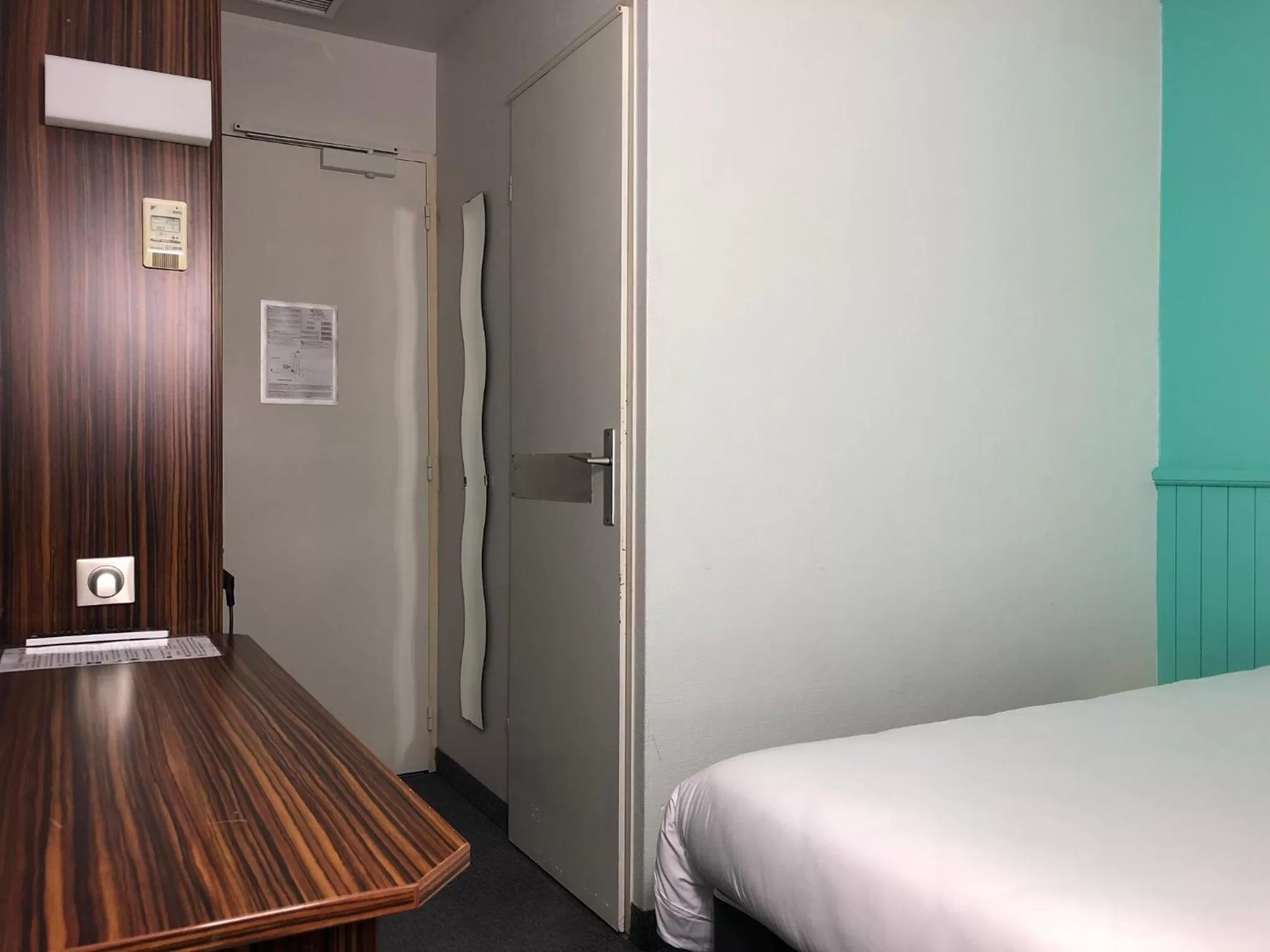 Bedroom, Bed in HALT HOTEL - Choisissez l'Hôtellerie Indépendante