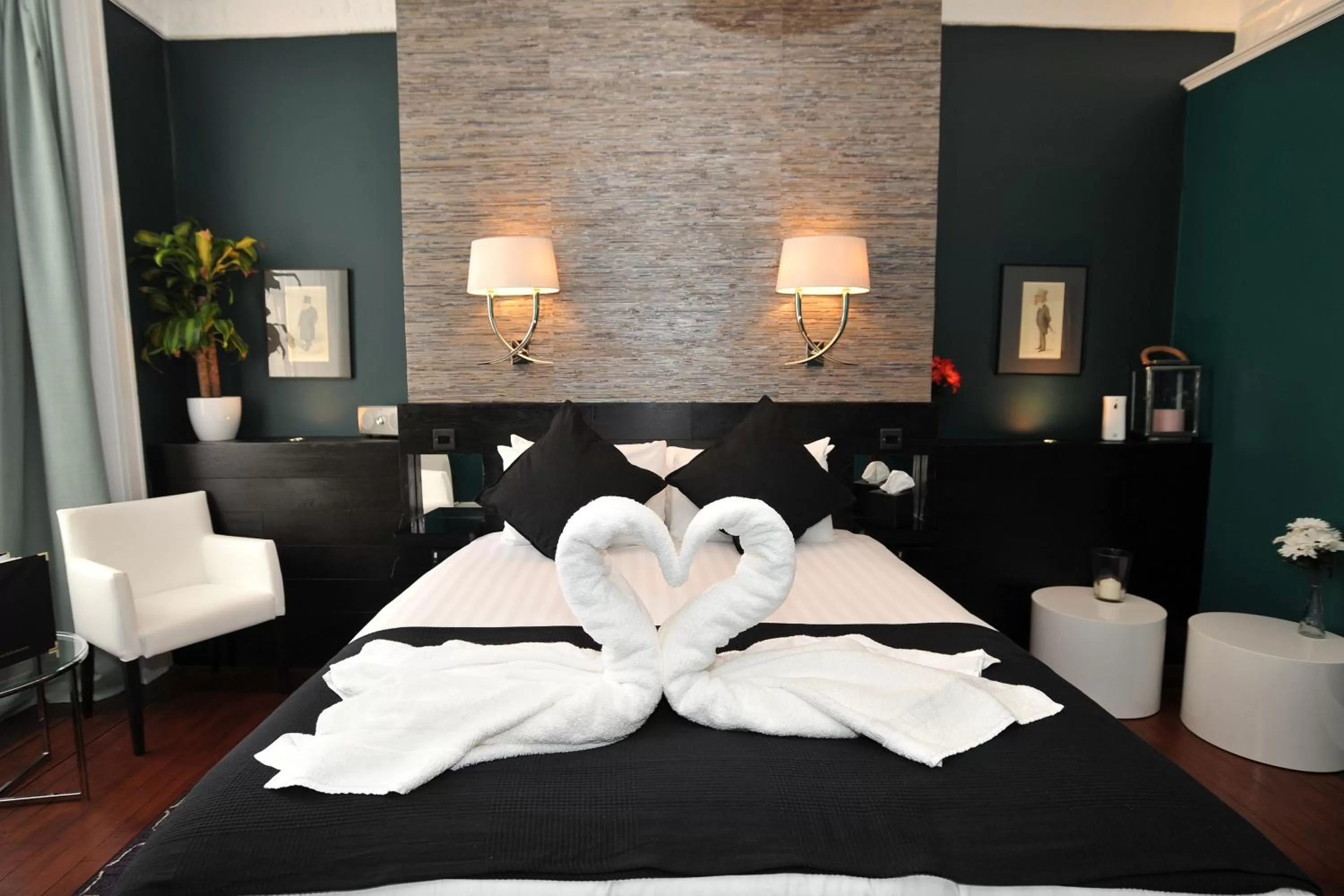 Photo of the whole room, Bed in The Kings Arms Hotel