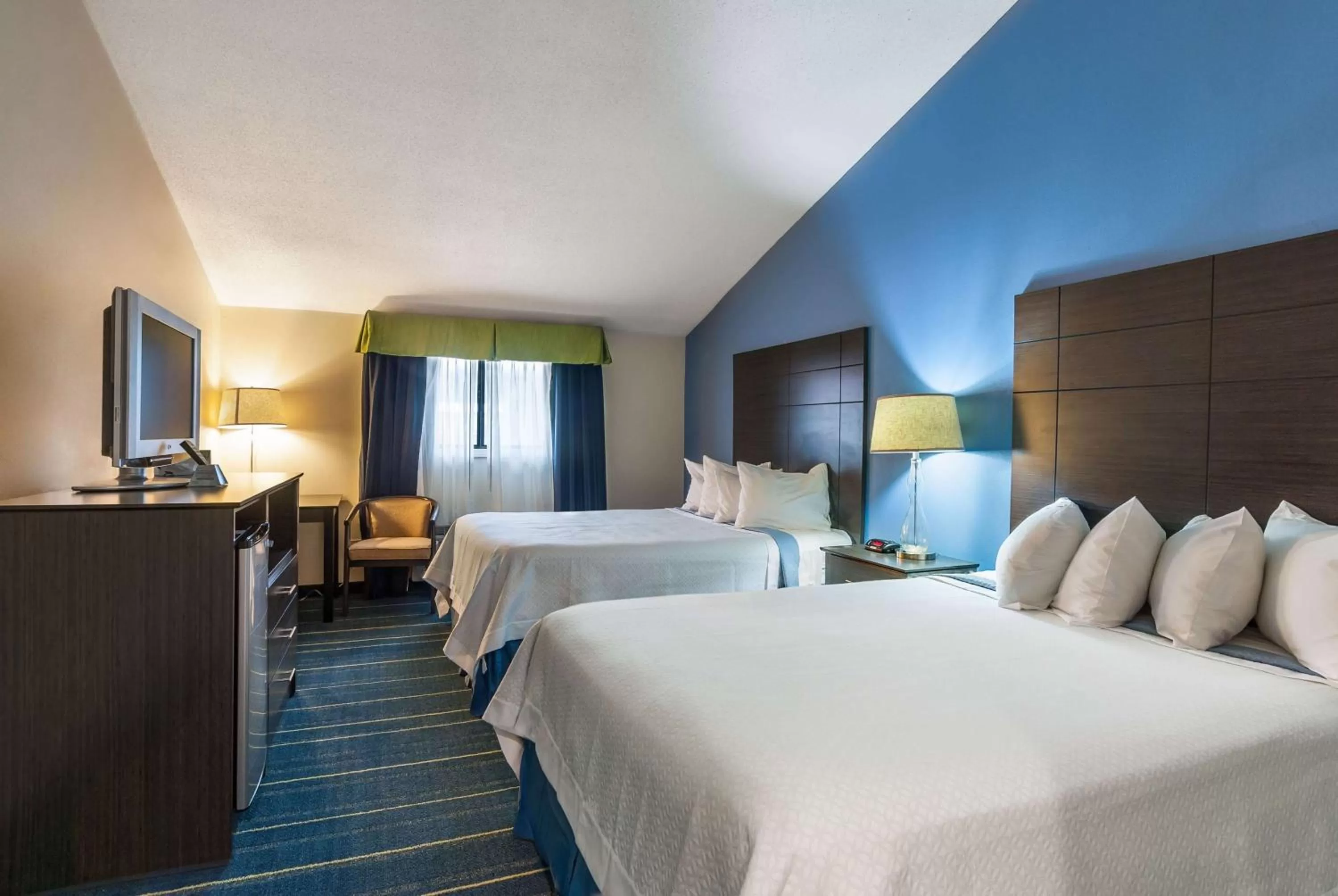 Photo of the whole room, Bed in Days Inn by Wyndham Tamworth