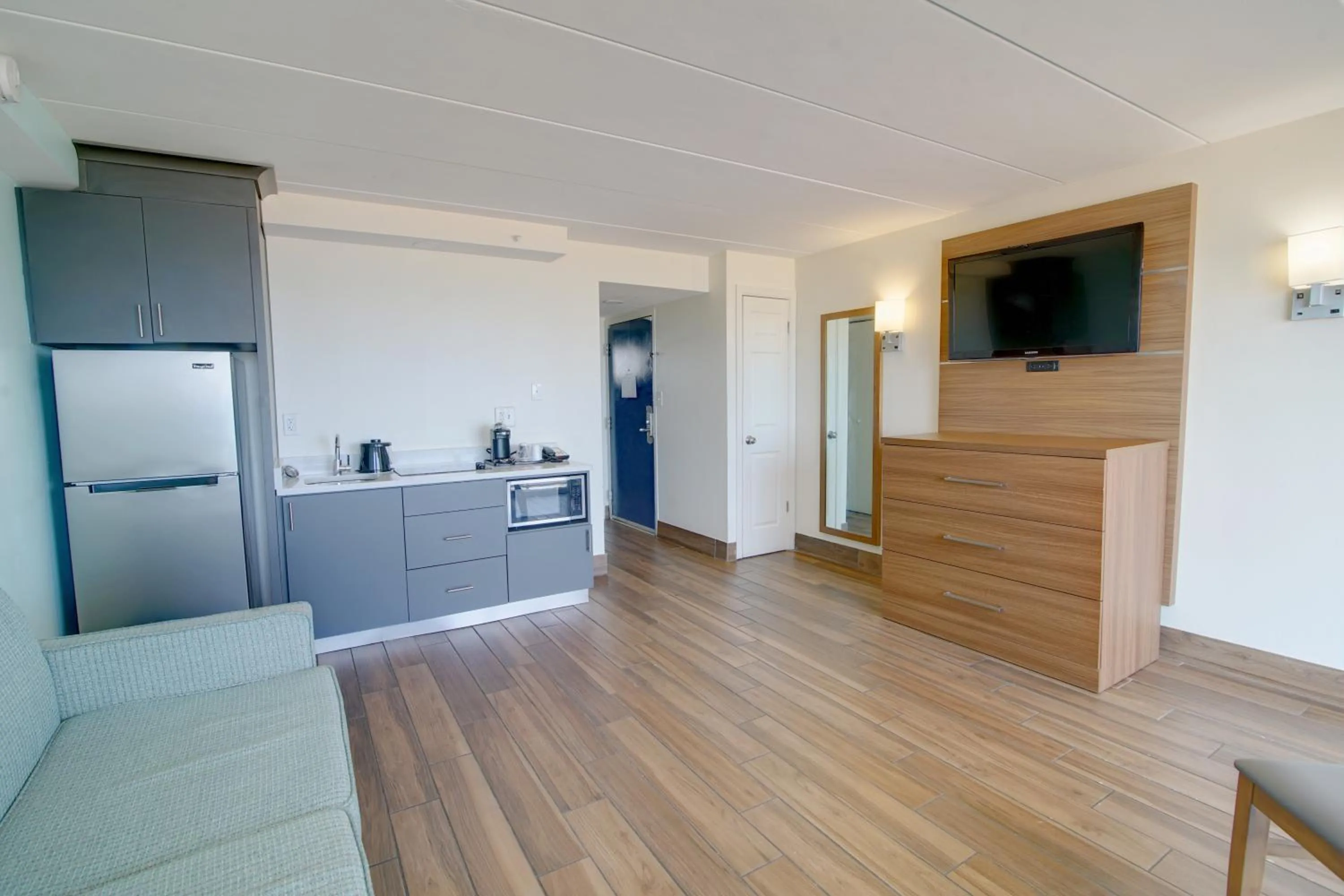 Living room in Marjac Suites Virginia Beach Oceanfront