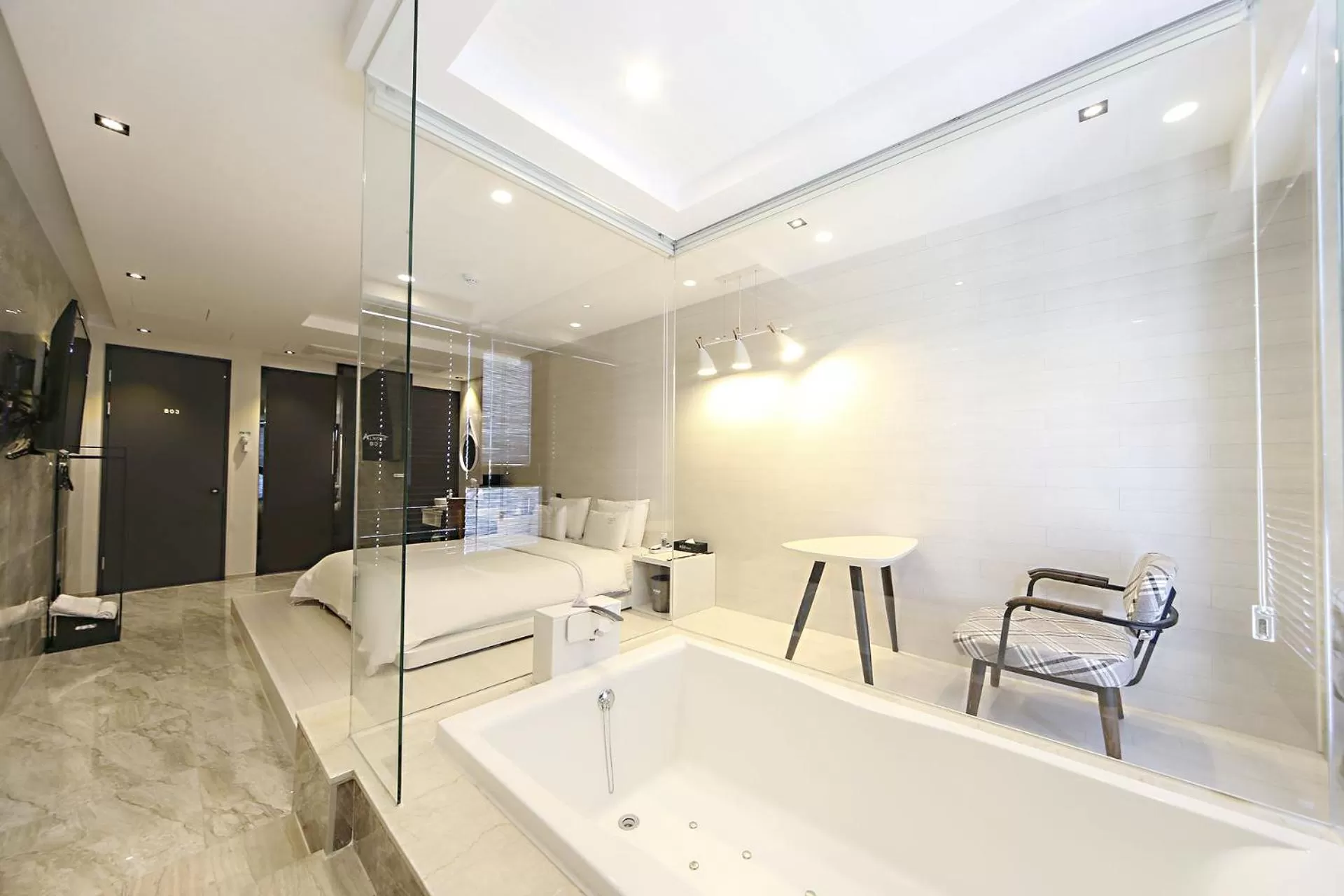 Hot Tub in Masan Almond Hotel