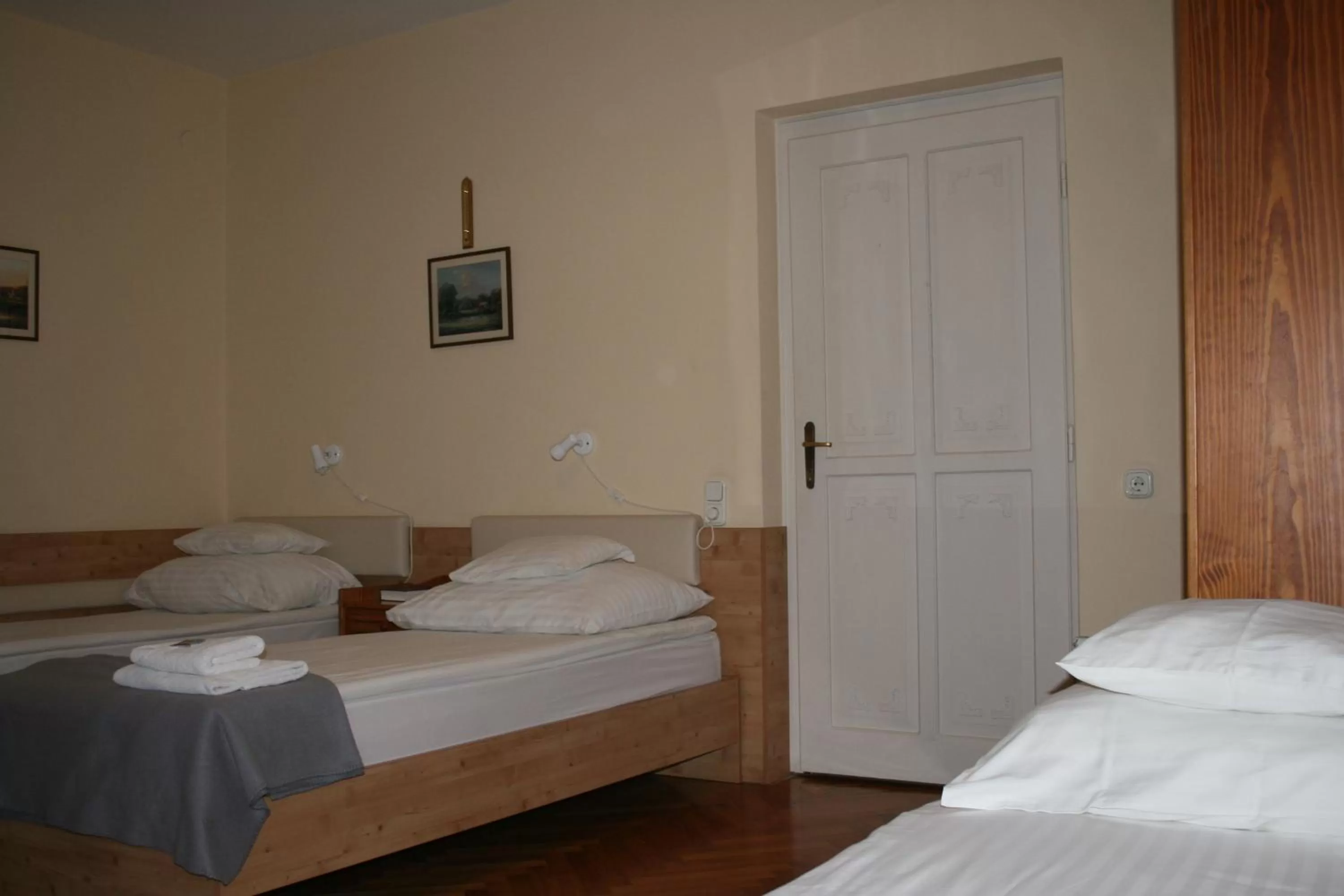 Photo of the whole room, Bed in Szent György Fogadó
