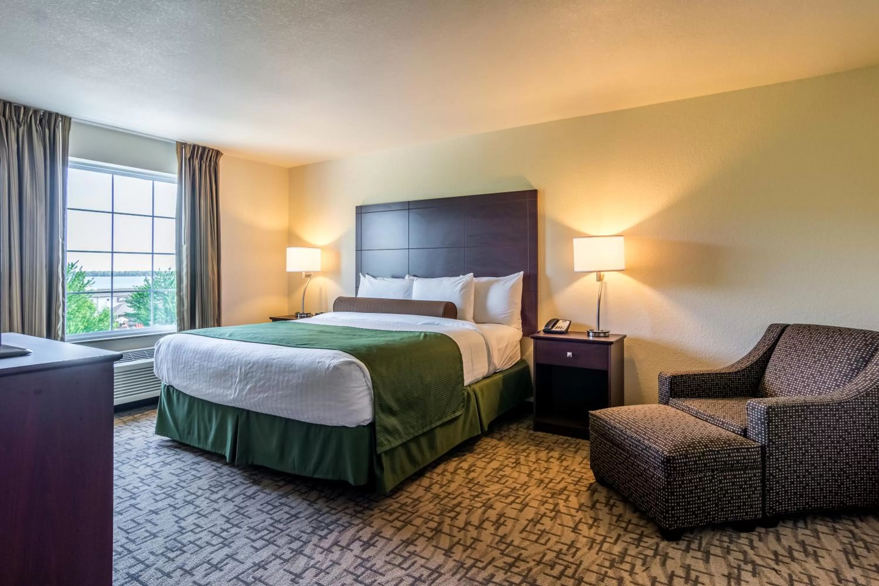 Bed in Cobblestone Hotel & Suites - Erie