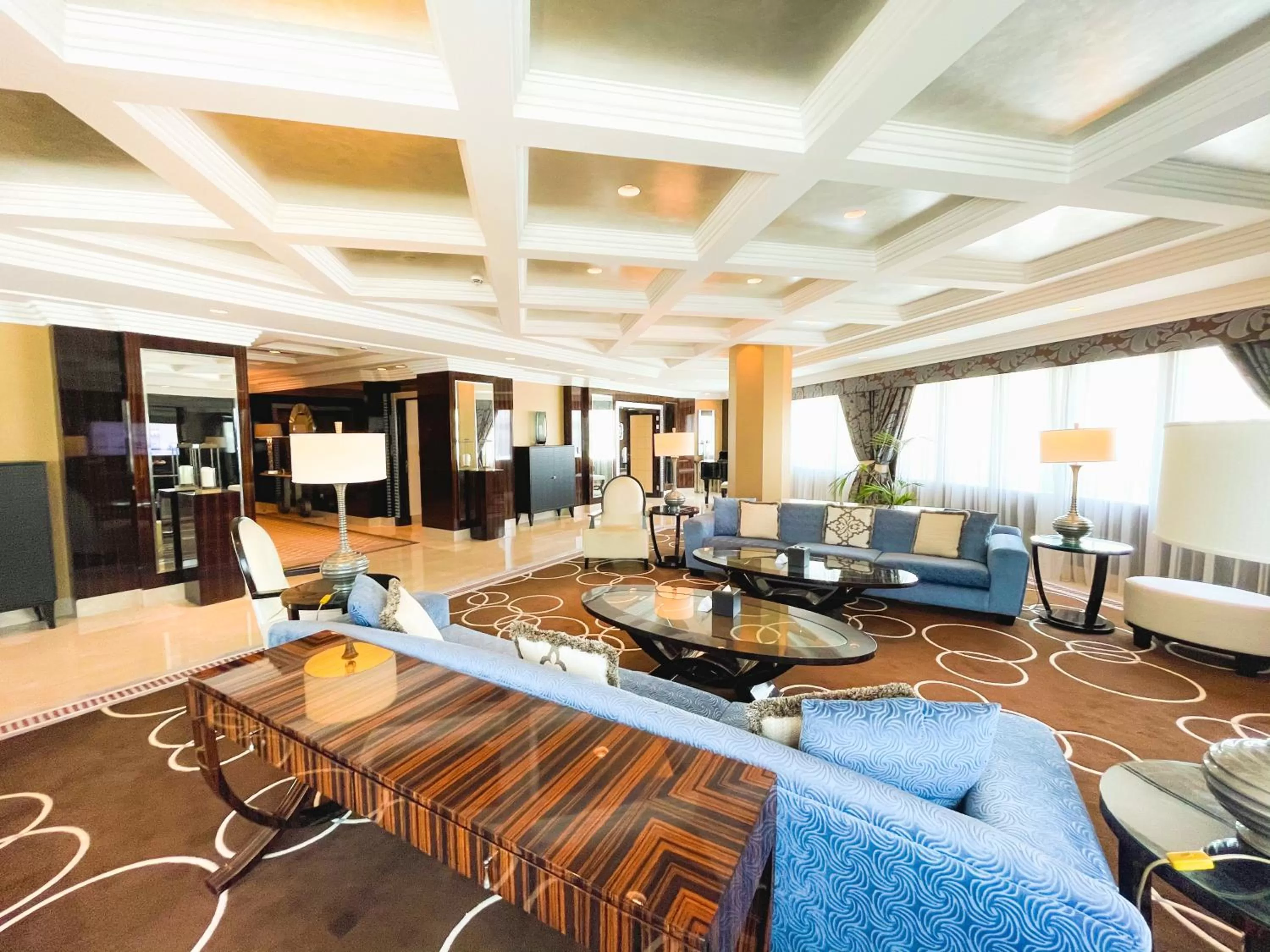 Living room in Mövenpick Grand Al Bustan