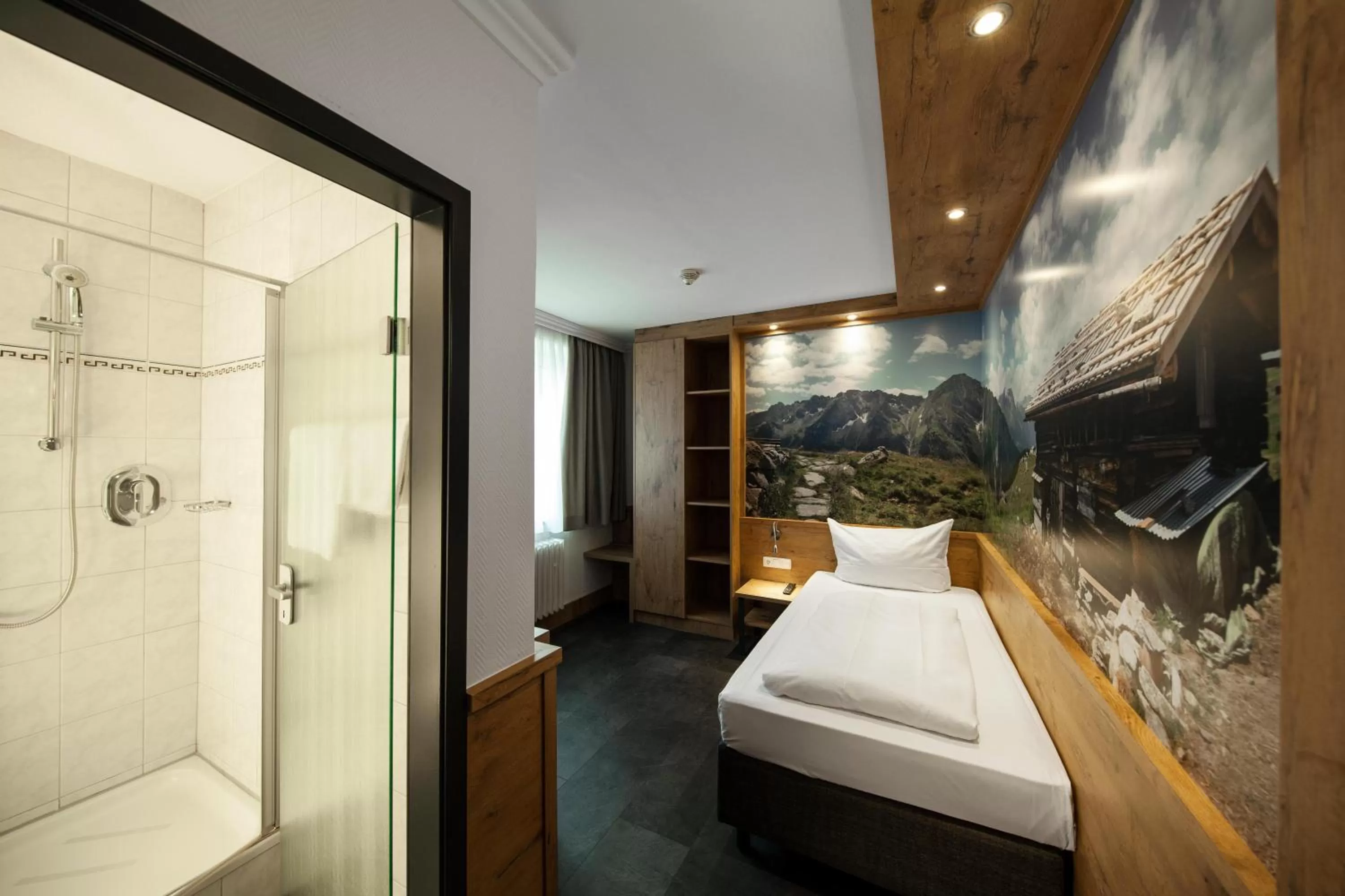 Shower, Bed in Paulaner am Dom Hotel