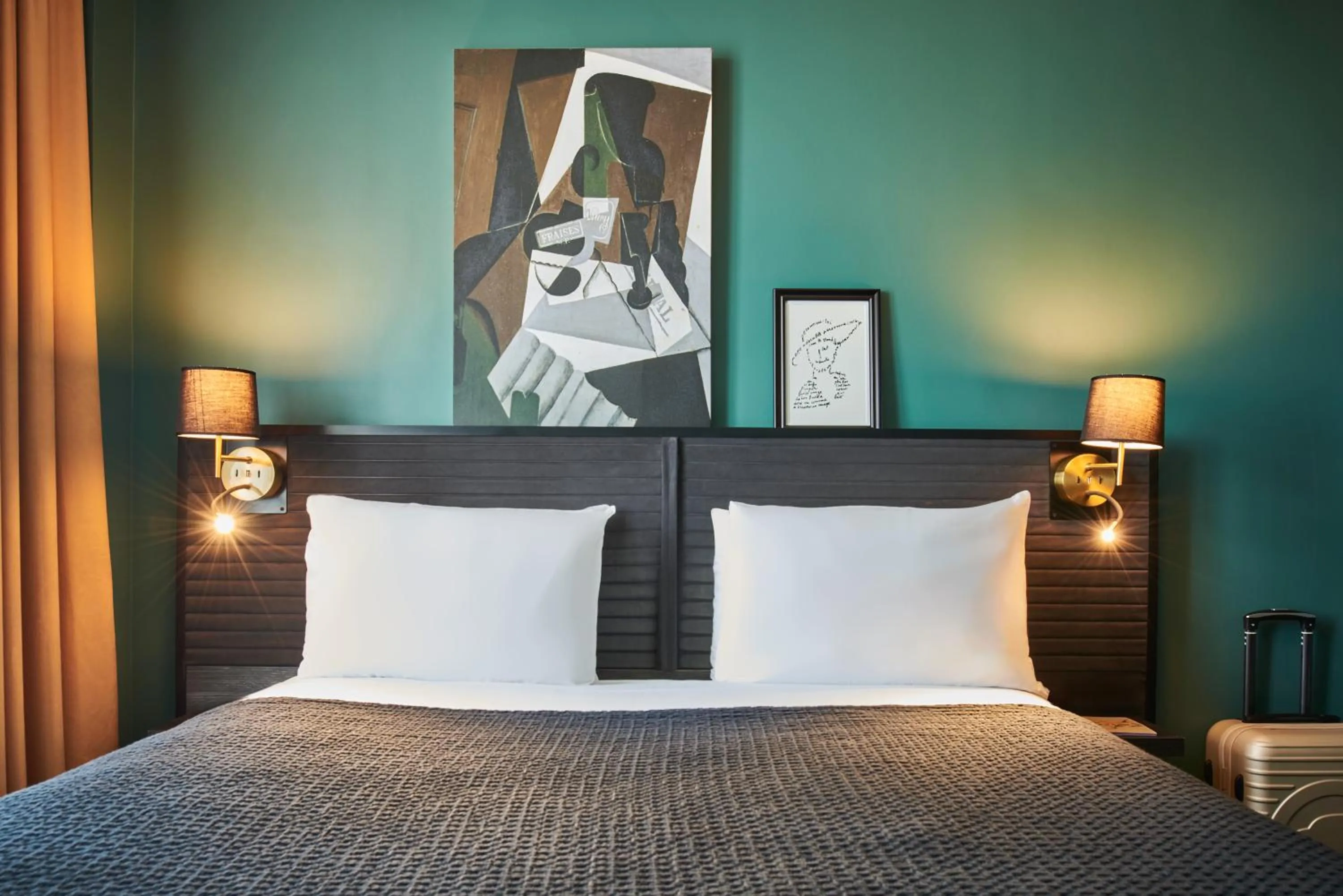 Bed in Mercure Paris Tour Eiffel Pont Mirabeau