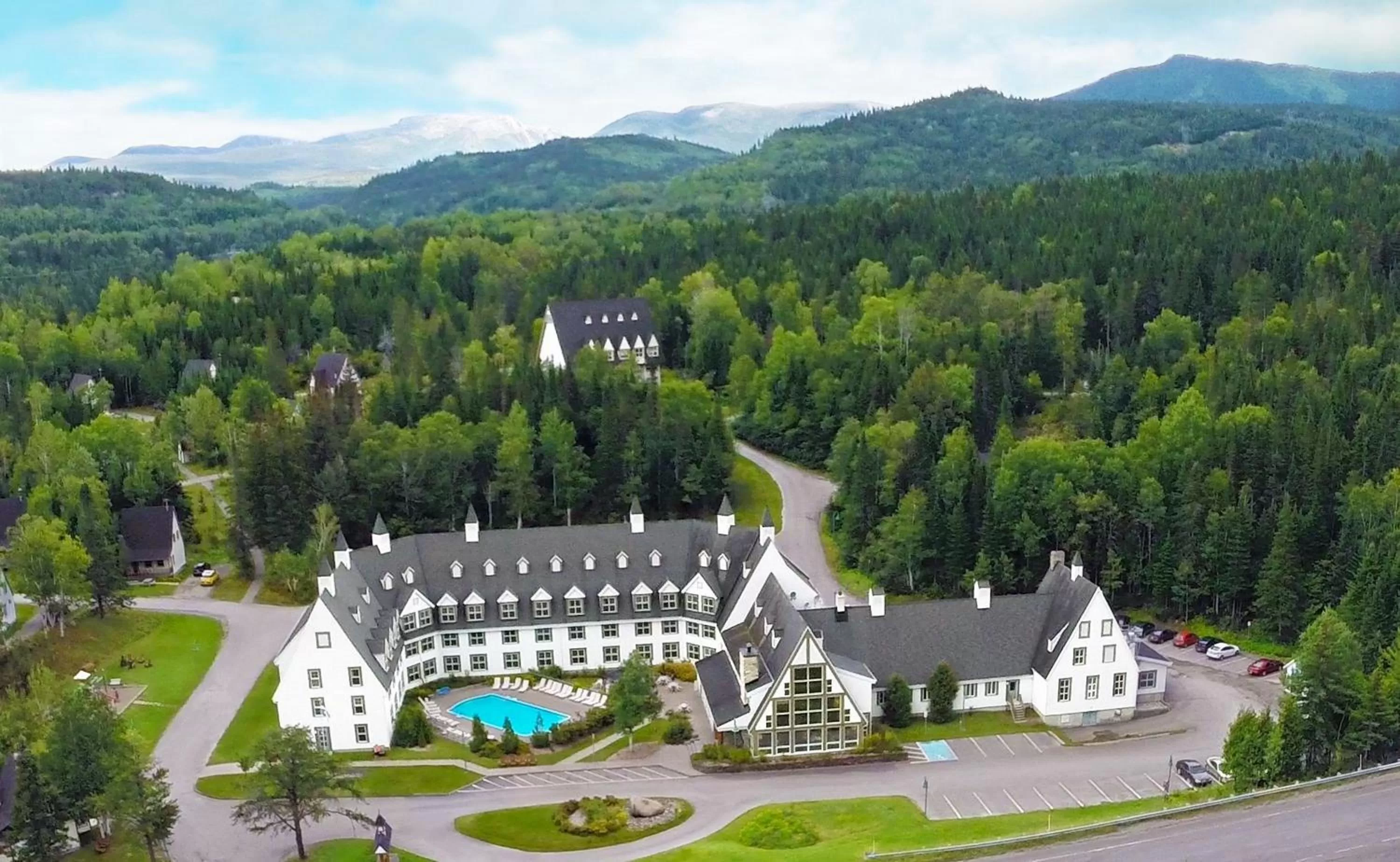 Facade/entrance in Gîte du Mont-Albert - Sepaq