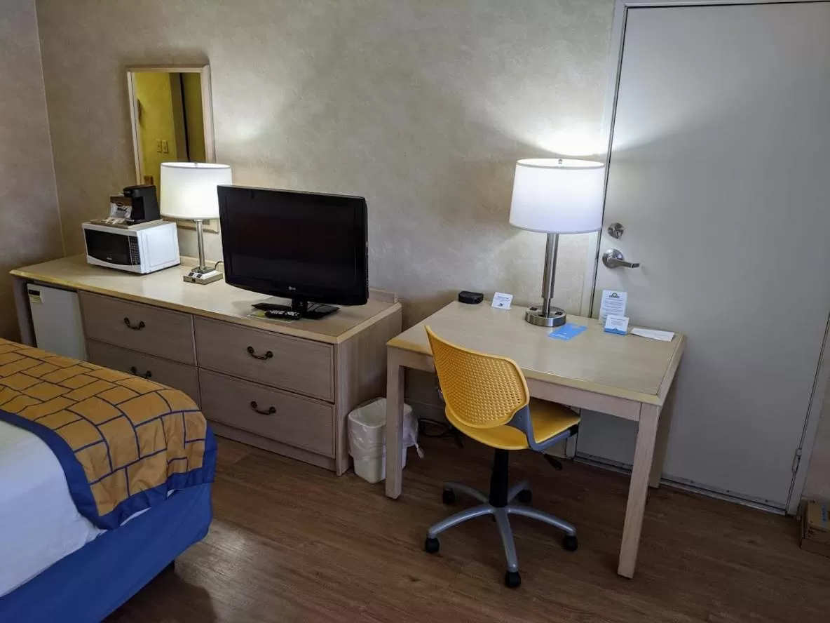 TV and multimedia, Bed in Days Inn by Wyndham Bullhead City