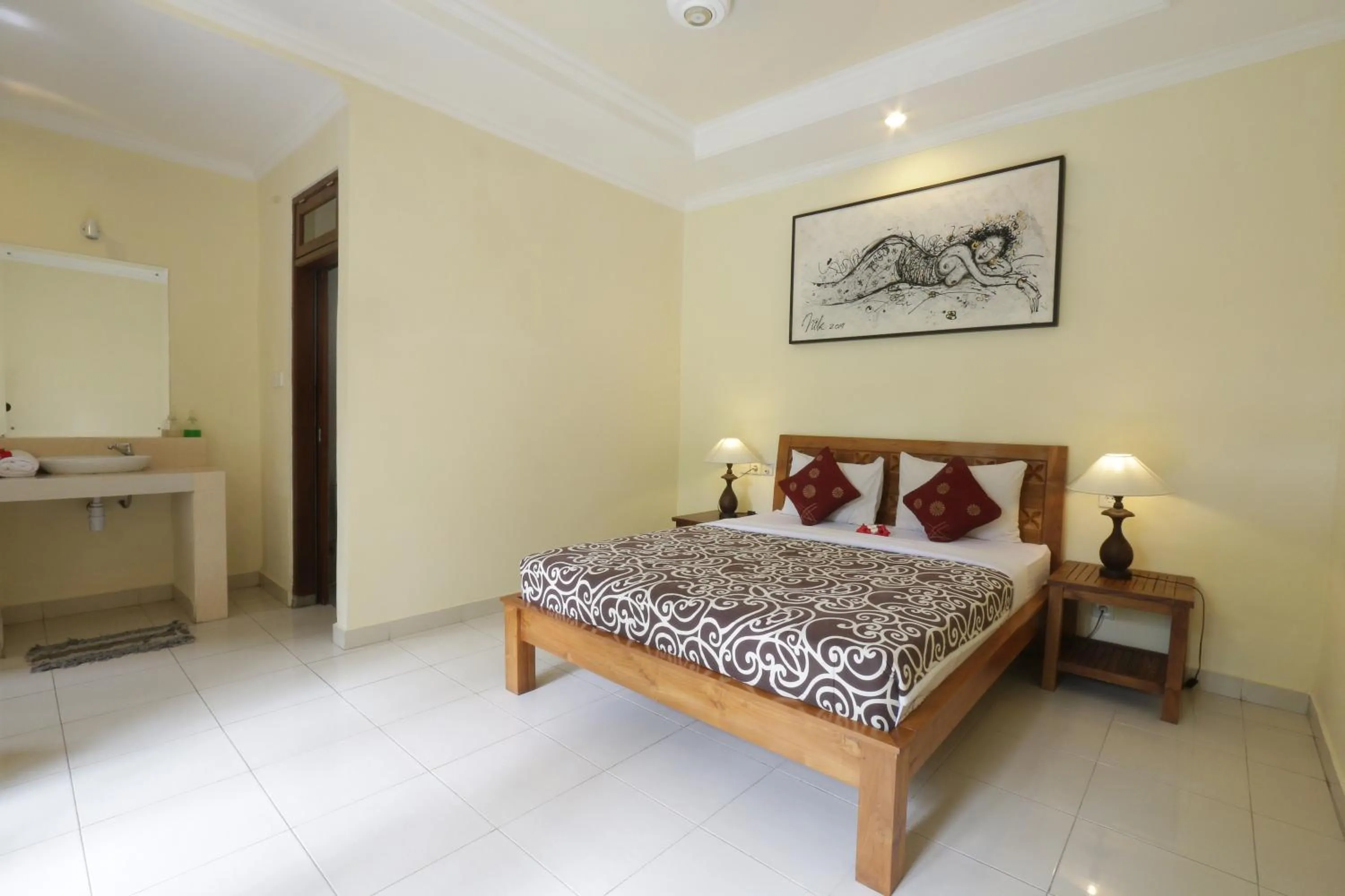 Photo of the whole room, Bed in Frangipani Bungalow