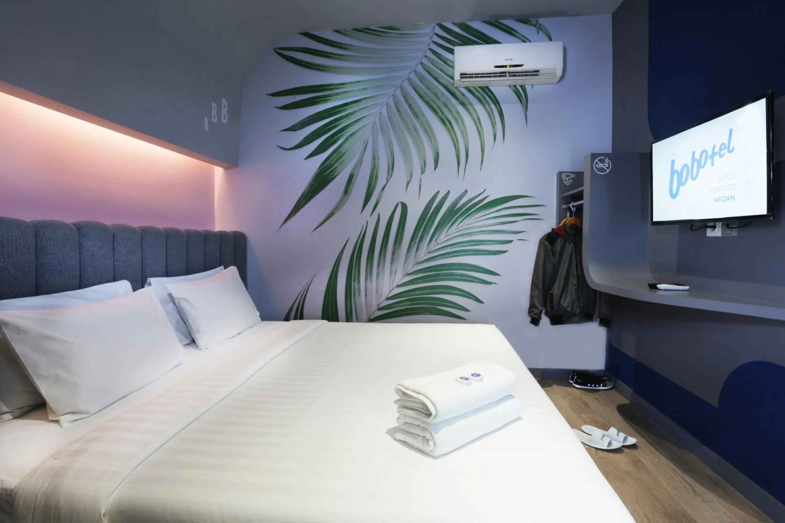 TV and multimedia, Bed in Bobotel Gatot Subroto Medan