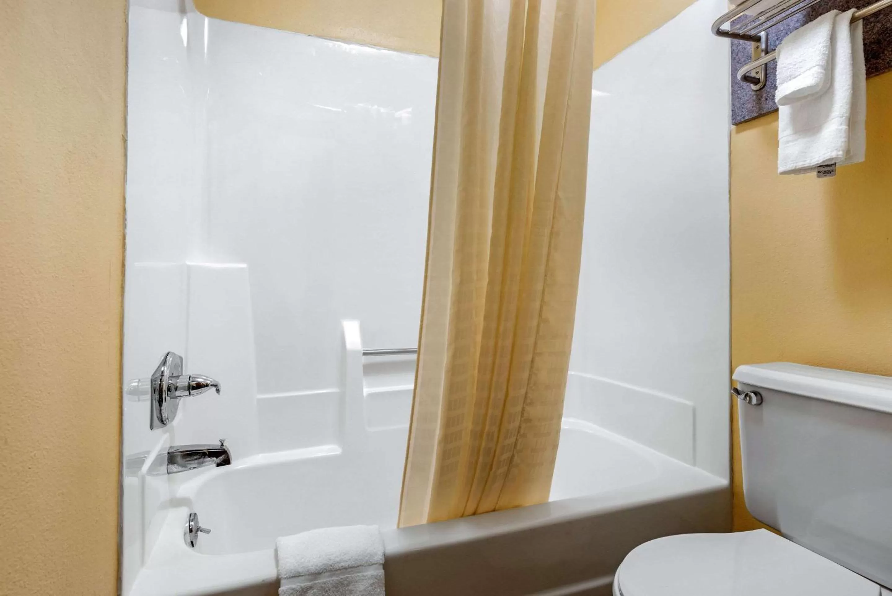 Bathroom in Econo Lodge Lexington Southeast