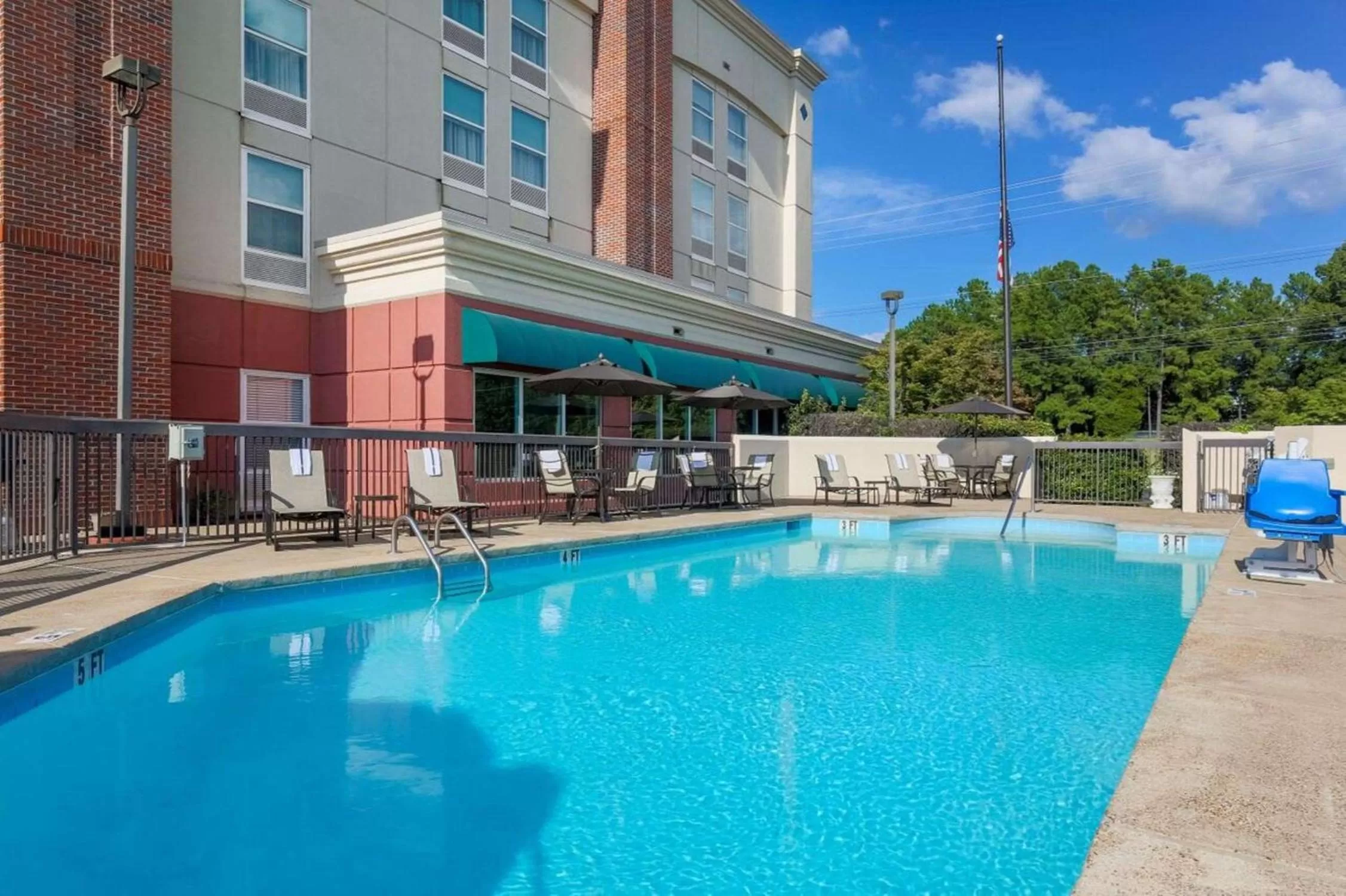 Pool view in Hampton Inn Memphis-Southwind